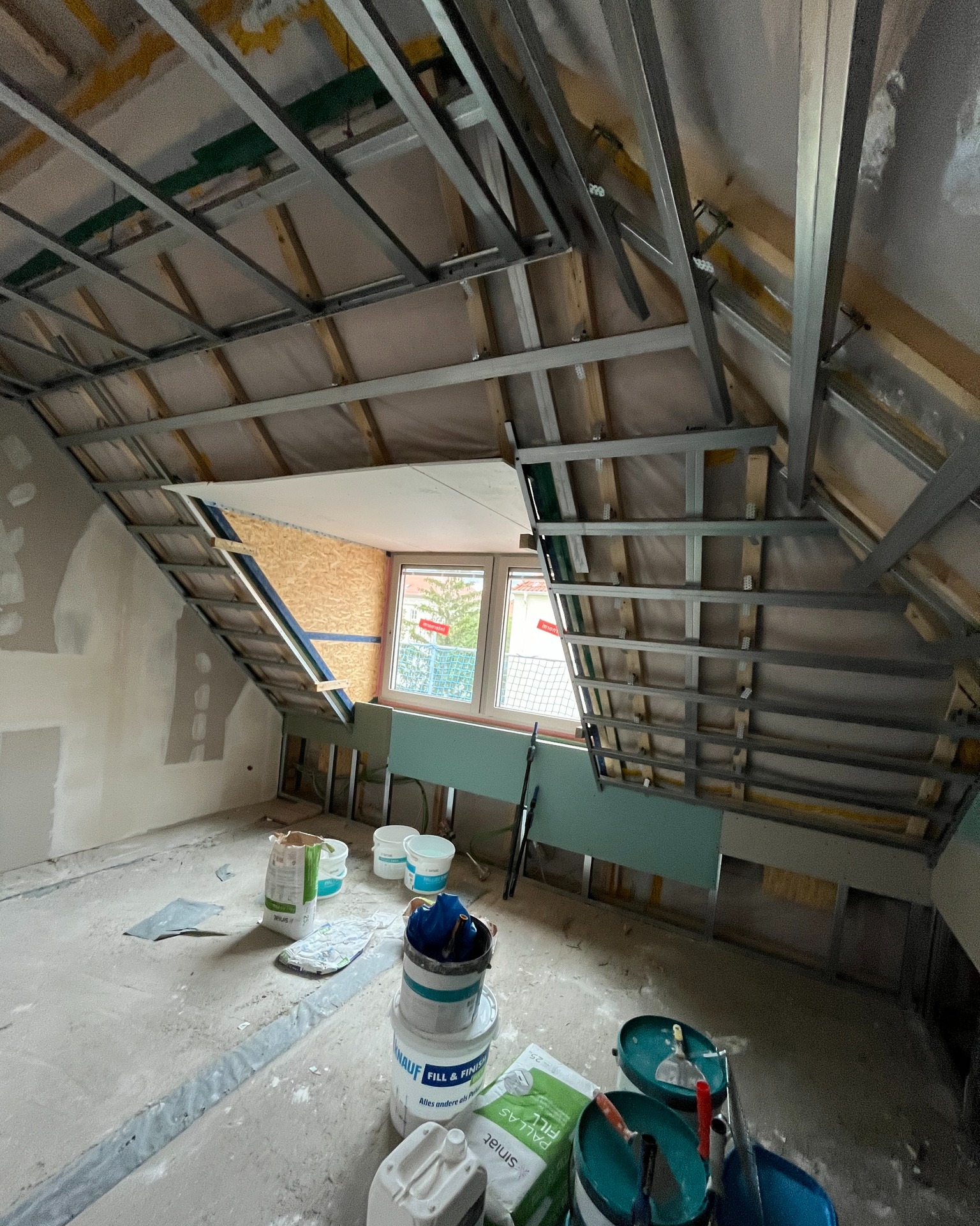 die Arbeiten im Dachgeschoss gehen weiter, die Unterkonstruktion für die GK-Decken, sowie für die Dachschrägen wurden montiert.
🌏 www.ib-dresden.com
📧 info@ib-dresden.com
#innenausbau_bock #drywall #trockenbau #trockenbauguide #baustelle #sanierung #umbau #handwerker #handwerk #trockenbauwände #trockenbauarbeiten #innenausbau #diy #milwaukee #milwaukeetools #festool #euroline #siniat #wego #wegovti #baustoffundmetall