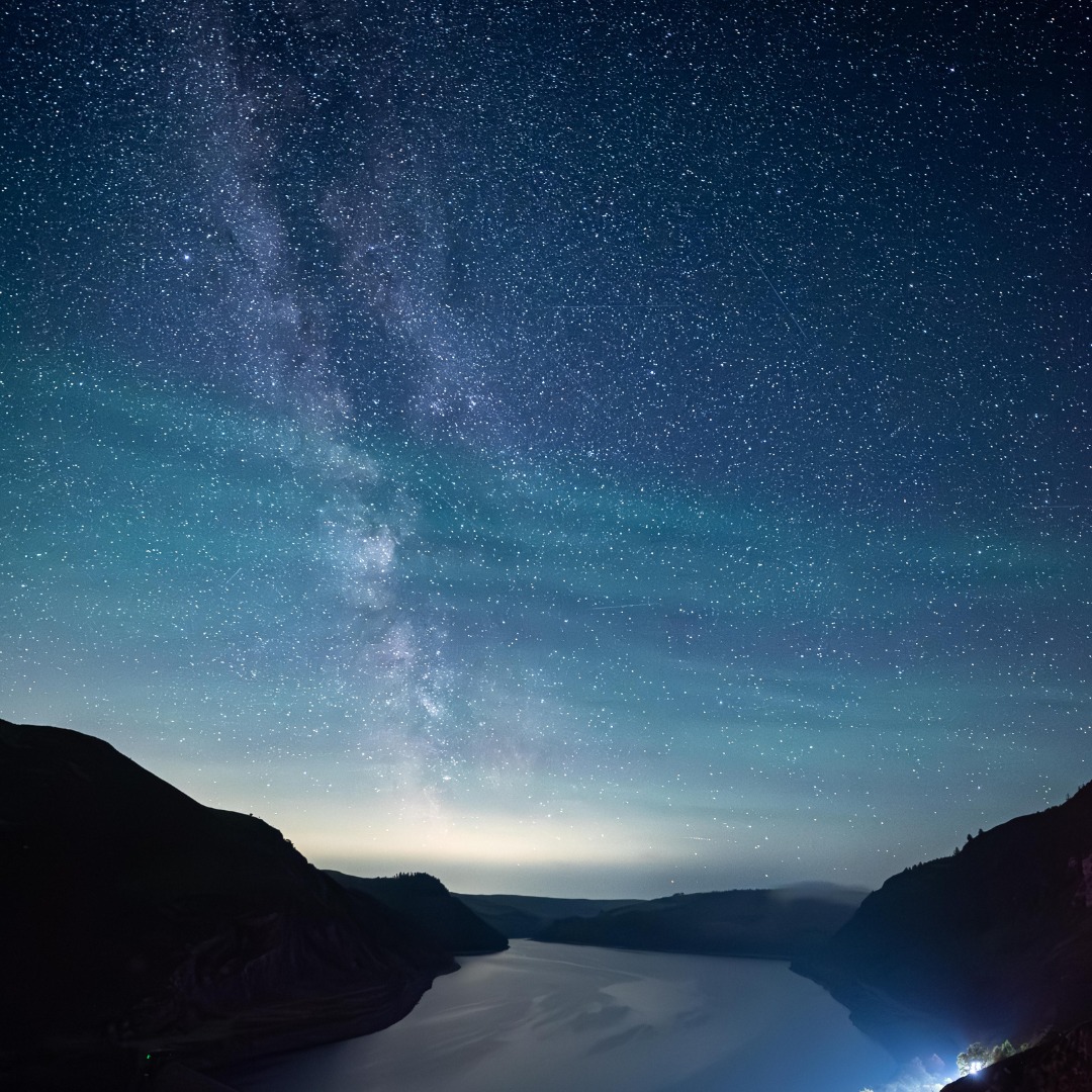 “Powys — where the night is alive. �
When the days grow shorter, the skies grow deeper. Autumn here belongs to the stargazers: the Milky Way arcing across the hills, constellations old as story, a comet sometimes passing by.
Out here, the silence is as vast as the sky itself.�“Powys is blessed with skies darker than dark. On crisp September and October nights, when the air is sharp and the stars burn bright, you might catch a rare sight — the northern lights spilling across the heavens. �Wrap up warm, step away from the streetlamps, and let the night reveal itself. No ticket required — only patience, and a little faith in Mid Wales magic.”
https://www.midwalesmyway.com/darkskies
Powys — lle mae’r nos yn fyw. �Wrth i’r dyddiau fyrhau, mae’r awyr yn ddyfnach. Mae’r hydref yma’n perthyn i’r seryddwyr: y Llwybr Llaethog yn bwa dros y bryniau, cytserau mor hen â straeon, a seren wib weithiau’n pasio heibio. Yma, mae’r distawrwydd mor eang â’r wybren ei hun.
Mae gan Bowys awyr dywyllach na thywyllwch ei hun. Ar nosweithiau clir ym mis Medi ac Hydref, pan fo’r aer yn finiog a’r sêr yn llosgi’n llachar, efallai y cewch gipolwg prin — yr aurora’n taenu dros yr wybren. �Rhowch gôt amdanoch, ewch draw o’r goleuadau stryd, a gadewch i’r nos ddatgelu ei hun. Dim tocyn ei angen — dim ond amynedd, a dipyn o ffydd yng nghamp hud Canolbarth Cymru.”�