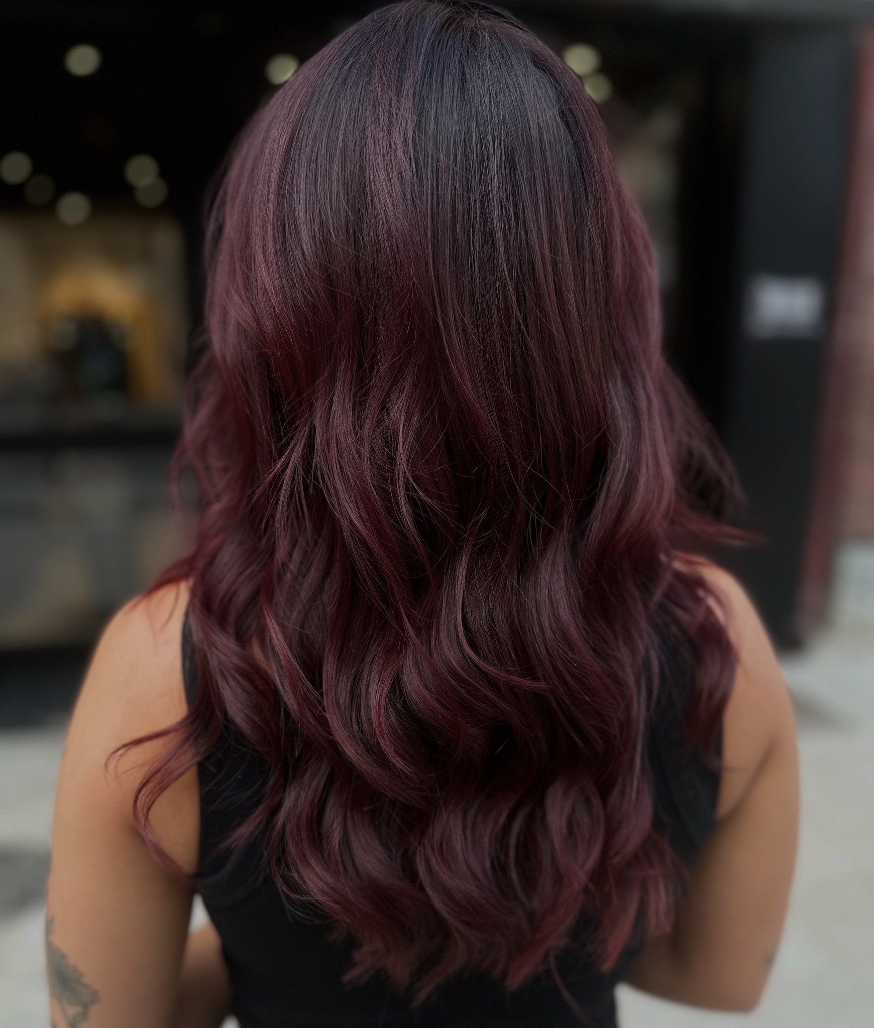 La beauté de ces reflets cherry coke.. 🥹
💇🏻♀️ Réalisé par @inesl.prowild
📍 WILD Évreux
Vous aussi, laissez nos équipes révéler tout l’éclat de vos cheveux !
___
#️⃣ : wild coiffeur coloriste, balayage, couleur, salon de coiffure, coiffeur evreux
CM & 📸 : @agence.boujoubien