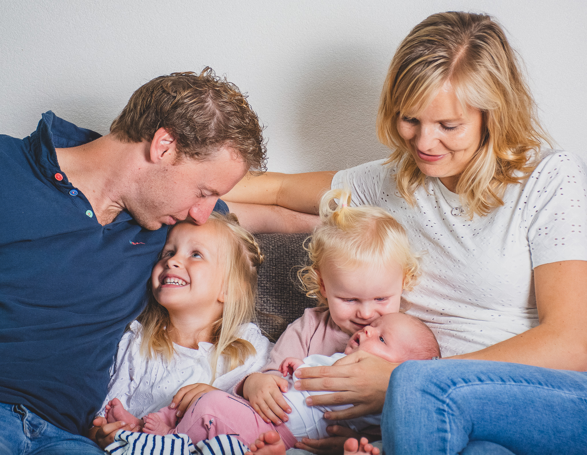 ✨ Nieuwe herinneringen voor altijd vastgelegd ✨
Wat is er mooier dan dit? Een liefdevol gezin, samen met hun pasgeboren kindje, in een moment dat je nooit meer terugkrijgt. 🍼💛
Dit soort shoots zijn zó bijzonder om te mogen doen – puur, liefdevol en vol kleine details die voor altijd gekoesterd worden.
#newbornshoot #gezinshoot #herinneringenvastleggen #newbornfotografie #gezinsfotografie #liefde #pictureyourself