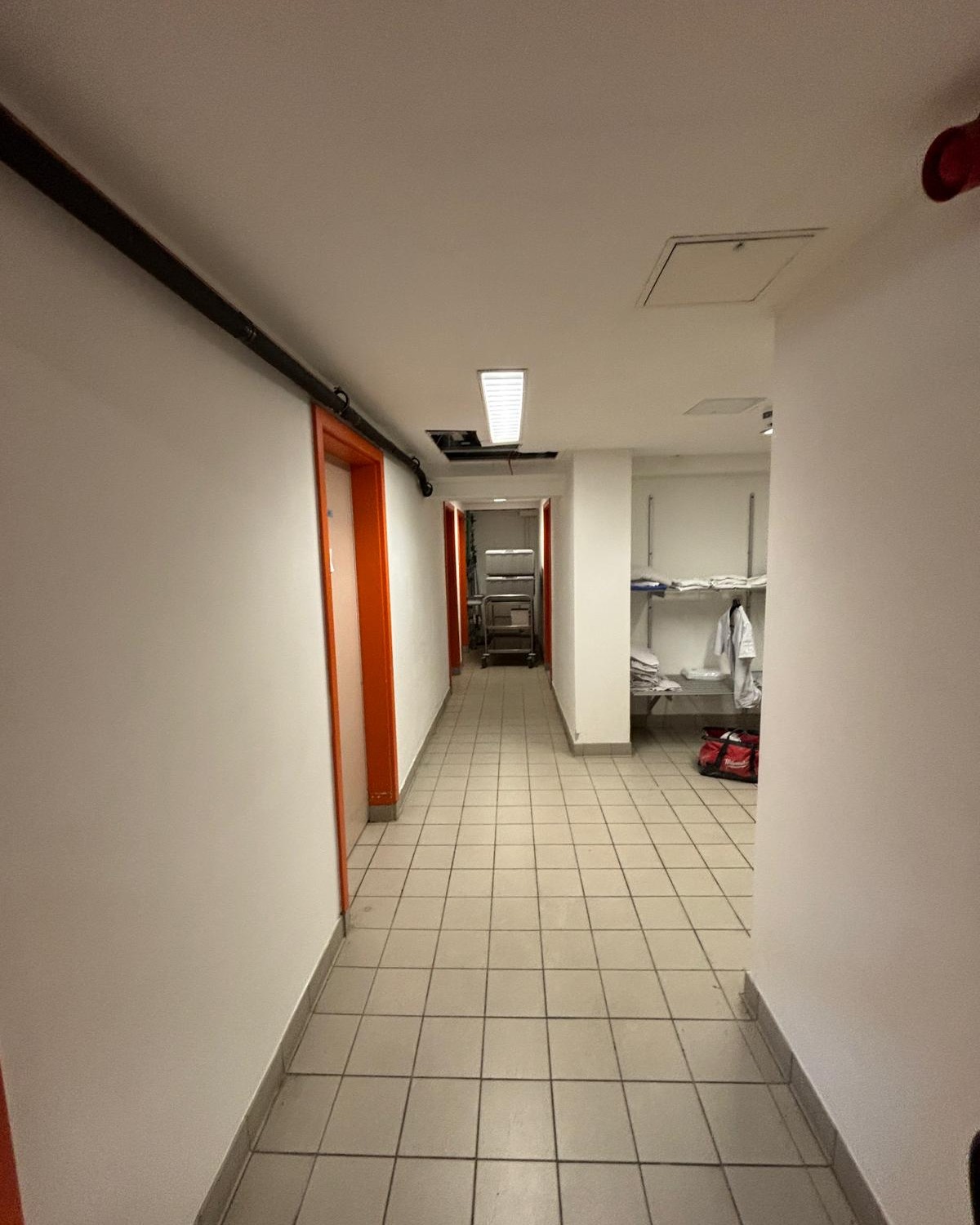 Wir haben im #rudolffrielinghaus im Bereich der Wasserschäden, die alten GK-Decken demontiert und haben dann neue Rasterdecken von @wego_systembaustoffe eingebaut, es wurden hier auch noch die vorhanden Rasterdeckenplatten verwendet um die Kosten gering zu halten.
🌏 www.ib-dresden.com
📧 info@ib-dresden.com
#innenausbau_bock #drywall #trockenbau #trockenbauguide #baustelle #sanierung #umbau #handwerker #handwerk #trockenbauwände #trockenbauarbeiten #innenausbau #diy #milwaukee #milwaukeetools #festool #euroline #siniat #wego #wegovti #baustoffundmetall #holzrentsch