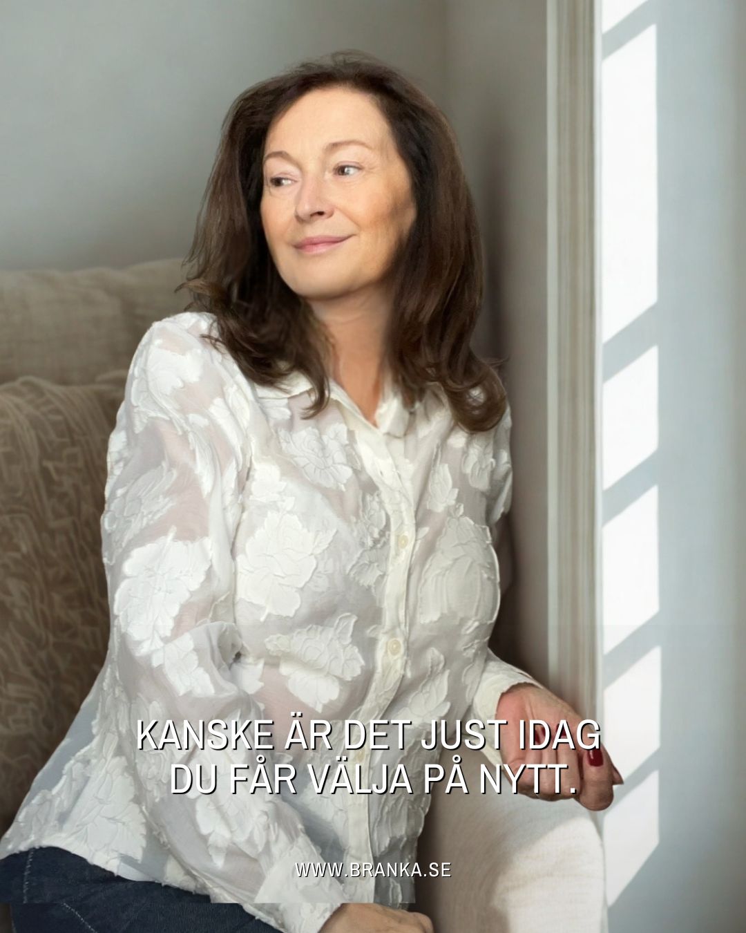 Varje andetag bär på en möjlighet att börja om. Att förlåta, släppa taget och återvända hem till dig själv. Självkärlek handlar inte om perfektion, utan om att våga möta sig själv i sin helhet. Ljus och skugga, styrka och sårbarhet. I medvetenhet och närvaro föds en ny sorts frihet. En frihet som alltid har funnits där men som väntar på att du väljer den.
Kanske är det just idag du får välja på nytt. Att kliva fram i din egen kraft, öppna dig för livets flöde och låta kärleken till dig själv lysa upp din väg. När du väljer dig själv, väljer du också livet och du återvänder hem till den stilla plats där din själ alltid väntar tålmodigt .
Branka
www.branka.se