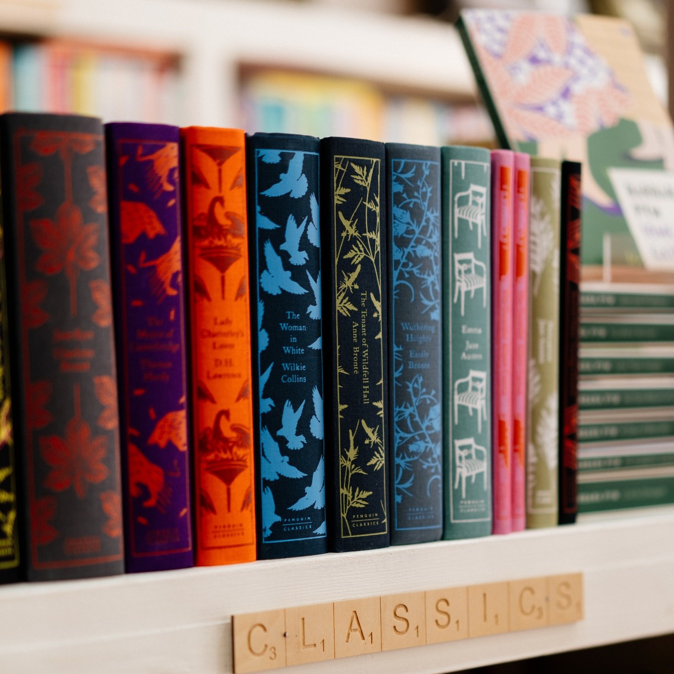 Not every autumn day is golden. Some are wild with rain, and that’s when Powys shows its cosier side — museums, bookshops, galleries, or simply a pub fire and a warm welcome. The perfect day, in its own way.”
Nid yw pob diwrnod hydref yn euraid. Mae rhai’n wyllt gyda glaw, a dyna pryd y dangos Powys ei ochr gynhesach — amgueddfeydd, siopau llyfrau, orielau, neu dân mewn tafarn gyda chroeso cynnes. Y diwrnod perffaith, yn ei ffordd ei hun.”