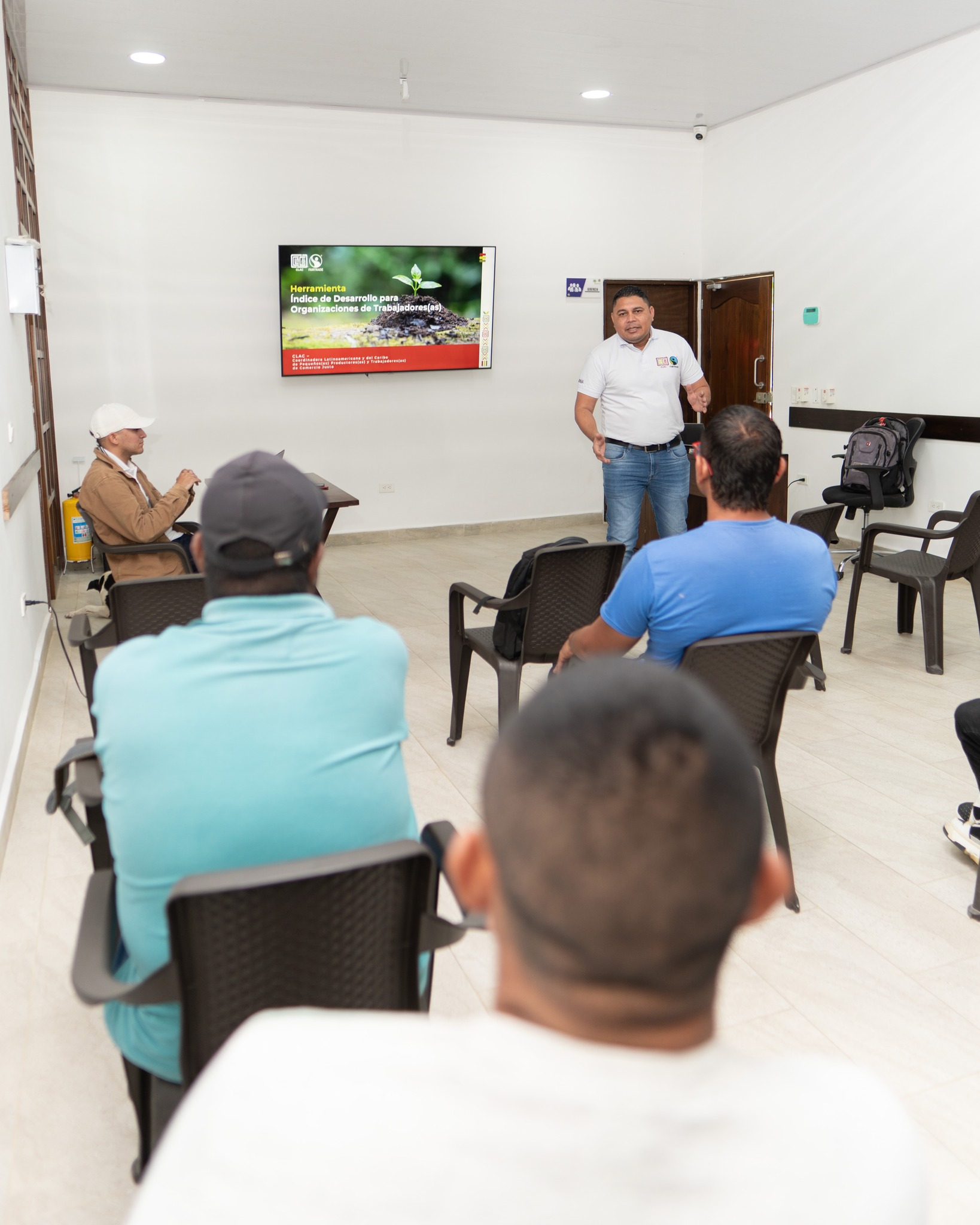 ✨ El aprendizaje continuo es la base del crecimiento colectivo.
A través de la herramienta Índice de Desarrollo para Organizaciones de Trabajadores y Trabajadoras, se fortalecen los espacios de reflexión y mejora, identificando tanto los avances alcanzados como las oportunidades que impulsan a seguir construyendo una organización más sólida y sostenible. 🌱💛
Cada capacitación se convierte en una oportunidad para crecer juntos, aprender de la experiencia y proyectar un futuro donde el trabajo digno y el compromiso comunitario sigan marcando la diferencia.