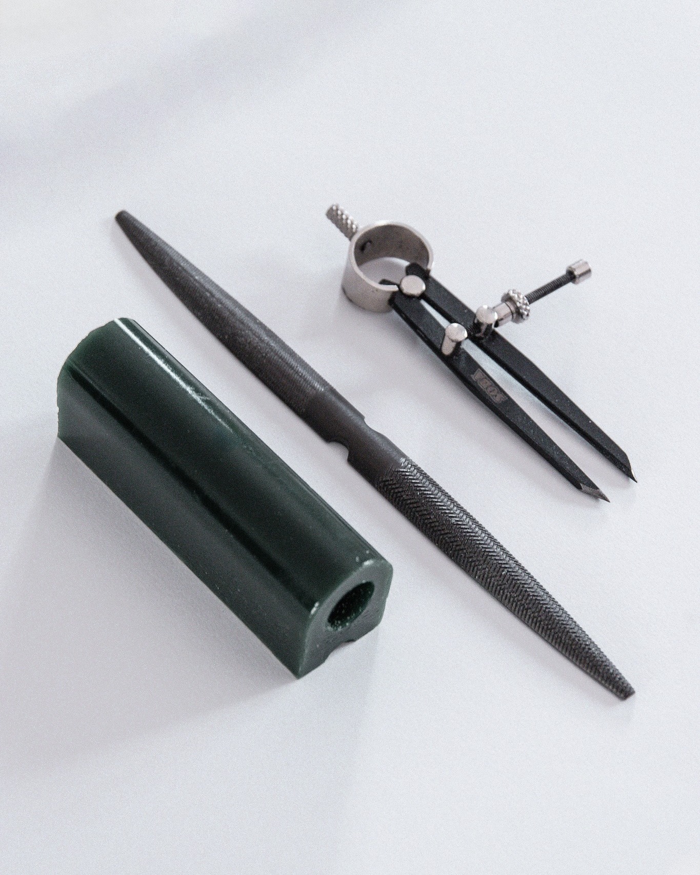 Avant l’argent, il y a la cire. 🟩
Un bloc brut, une lime, un compas : voilà les premiers complices de mes bagues.
C’est lors de cette deuxième étape que le modèle se dessine, que l’empreinte s'attribue un corps.
Chaque trait du compas trace une limite, chaque coup de lime enlève l’excès pour révéler la future bague. Dans cet entre-deux fragile, la cire devient une forme première, prête à être fondue et transformée en argent 925 ou or ?
— Forma Prima : une mémoire de gestes silencieux, d'outils patients qui sculptent l’invisible.
#formaprima #atelierdebijoux #atelierartisanal #faitmain #cireperdue #bijouxartisanaux #bijouxfaitmainfrance #bijouxargent #artisanjewelry #slowjewelry #bijouxuniques #handmadejewelry #bijouxfaitsurmesure #atelierbijouxcréateurs