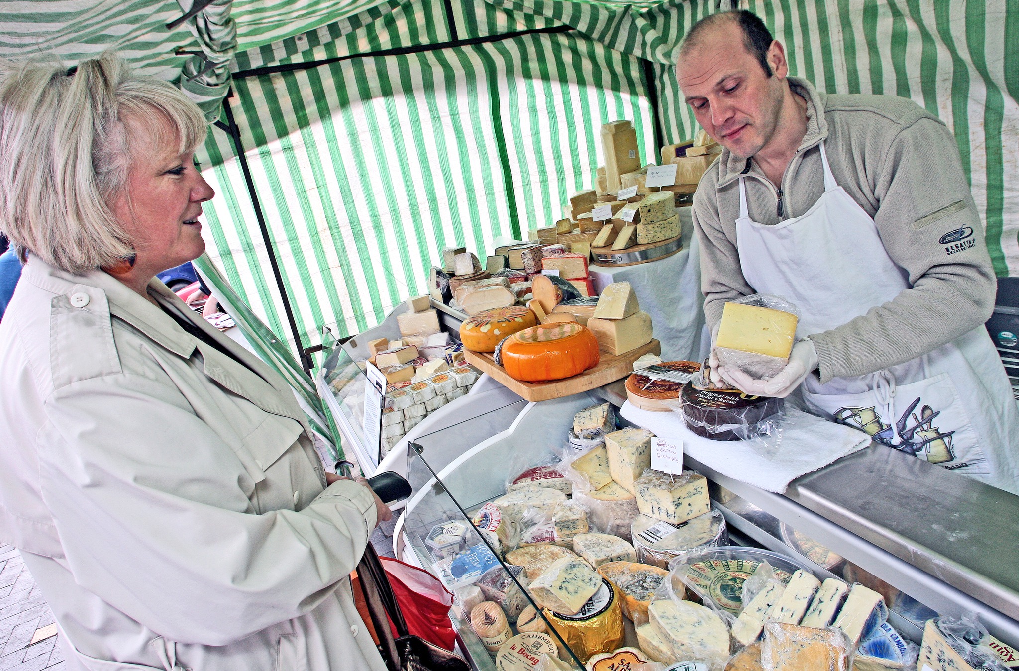 Autumn is harvest — apples pressed into juice, pumpkins glowing in fields, sheaves gathered in. In Powys, the rhythm of the land feeds both table and heart.
There’s comfort in a Powys market. Stalls piled high with seasonal produce, crafts made by careful, tired hands, the smell of pies and pastries drifting through the air. The friendly chatter of neighbours, and just around the corner, a café that welcomes you in from the chill.
A bowl of soup. A slice of cake. Tea poured strong. Not a bad way to start the day.”
Mae’r hydref yn gynhaeaf — afalau’n cael eu gwasgu’n sudd, pwmpenni’n tywynnu yn y caeau, ysgubau’n cael eu casglu. Yng Ngheredigion, mae rhythm y tir yn bwydo’r bwrdd a’r galon.
Mae cysur mewn marchnad ym Mhowys. Stondinau’n llawn dop â chynnyrch tymhorol, crefftau wedi’u gwneud gan ddwylo blinedig, ofalus, arogl teisenni a phastai’n llenwi’r aer. Sgwrsio cyfeillgar ym mhobman, a’r caffi agosaf yn eich croesawu o’r oerfel.
Powlen o gawl. Darn o deisen. Paned o de cryf. Nid ffordd ddrwg i ddechrau’r dydd.