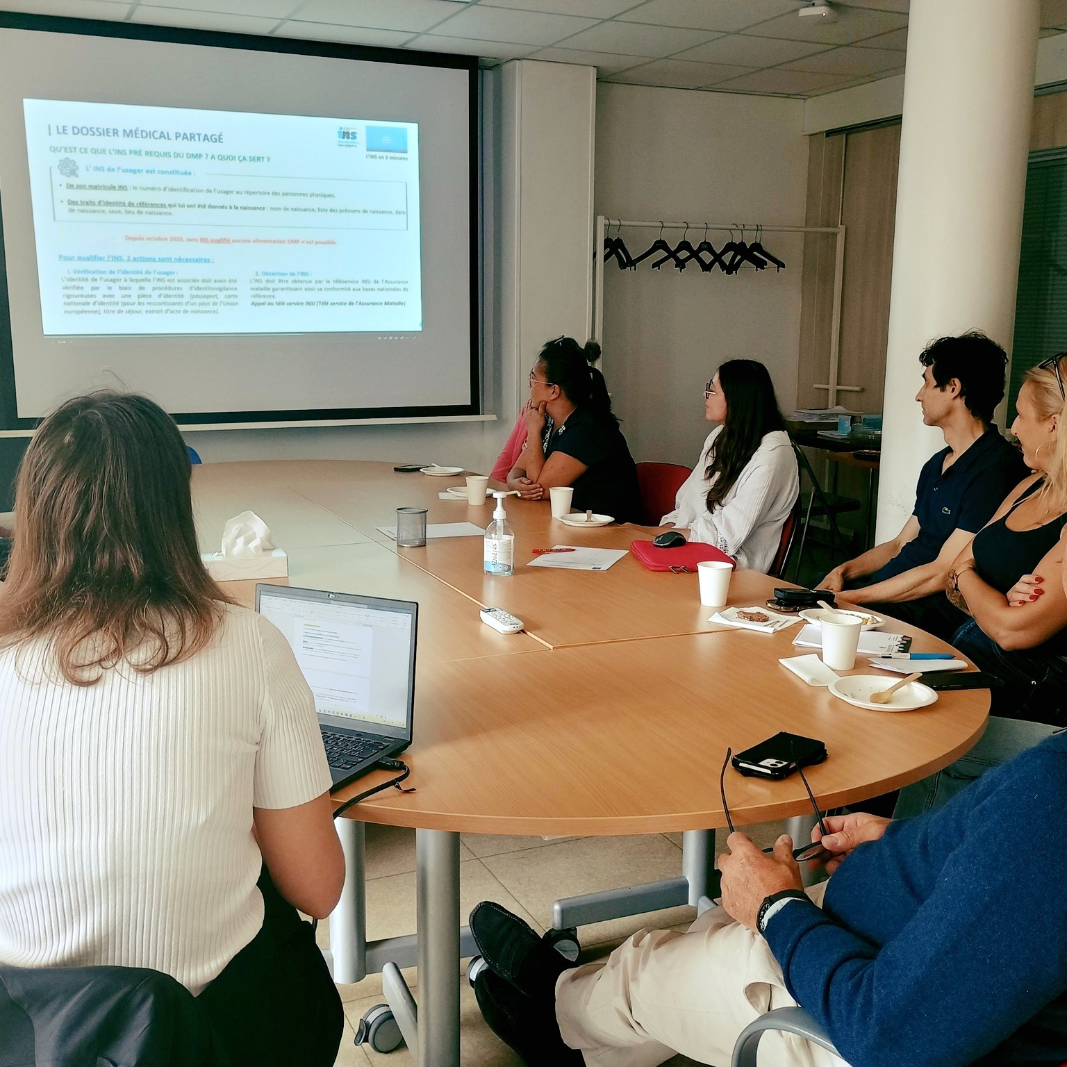 🚀 La Journée mondiale de la sécurité des patients et patientes 2025, célébrée le 17 septembre, met l'accent sur la vulnérabilité des nouveau-nés et des enfants face aux risques liés aux soins pédiatriques et néonatals. L'OMS appelle à une action urgente pour éliminer les préjudices évitables dans ces soins. Lors de cette journée @SESAN est intervenu au sein de la @cliniquegastonmetivet en coopération avec le DAC 94 Est, l' @cpam_94 et l’ @ars.iledefrance pour promouvoir l’usage de #MonEspaceSanté et du #DMP avec un échange particulier avec l’équipe de la @maternitegastonmetivet .
👉 Deux sessions de sensibilisation en plénière et une au sein de la maternité ont été réalisées auprès des professionnels soignants sur le Dossier Médical Partagé (DMP)
👉 Sensibilisation et accompagnement des patients à l’activation de leur espace santé
👉 Le personnel d’accueil a été formé afin de mieux accompagner les patients dans l’activation de leur espace santé dès que l’INS est qualifié
Cette action illustre l’engagement à rendre le numérique en santé plus accessible, sécurisé et utile pour les patients comme pour les professionnels.
#SemaineSécuritéPatients #MonEspaceSanté #DMP #SantéNumérique #eSanté #ProfessionnelsDeSanté #Patients #Territoires #villesaintmaurdesfossés