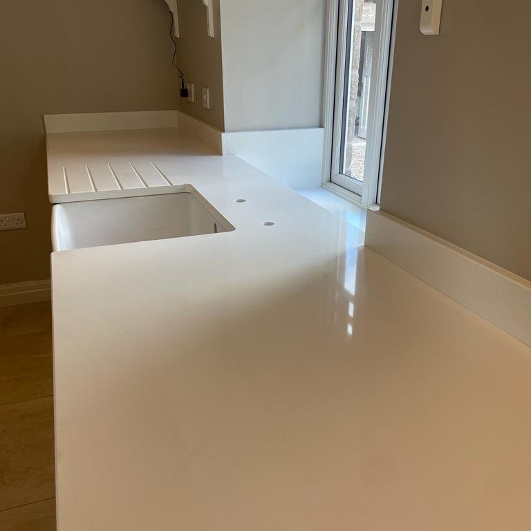 Bianco Shimmer worktops with recessed window area #homeimprovement #kitchendesign #kitchenworktops #worktopscheshire #quartzworktops