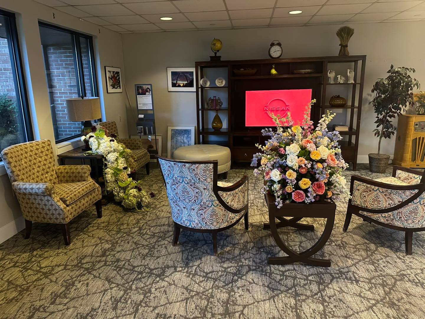 This morning’s nursing home drop off!! Thanks emilyknowlesphoto for an amazing shoot yesterday!!
#flowershop #funkyflorals #flowersofinstagram #florals #stlouis #FunkyFlorals #stlouisflorals #floralstyle #funkyflowers #birthday #everydaylook #everyday #EverydayElegance #sympathyflowers #flowers #Missouri #graduation #wedding #GiftForHer #EverydayLuxury #midwest #giftideas #gift