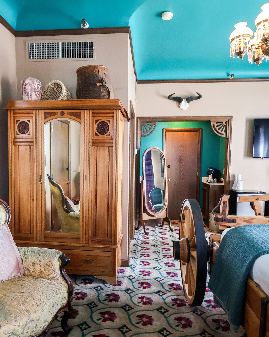 Welcome to the Wagon Room at the Mizpah Hotel—where vintage vibes, cozy corners, and a wagon wheel bed turn your stay into an unforgettable experience. 💫
Whether you're road tripping through Nevada or planning a unique weekend escape, this room brings character, charm, and a whole lot of story.
📍 Historic heart of Tonopah, NV
🛏️ One-of-a-kind themed stay
🤠 Adventure optional, relaxation guaranteed
#MizpahHotel #WagonRoom #TonopahNevada #RoadTripReady #WesternCharm #HistoricStay #StayDifferent #NevadaRoadTrips