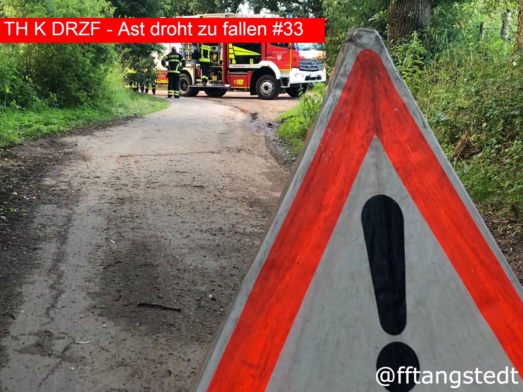 🚨 Nr. 33/2025
📆 21.09.2025, 17:54 Uhr
📟 TH K DRZF - Ast droht zu fallen
🌐 OT Tangstedt / Fahrenhorster Weg
⚠Aus einer Eiche war in ca. 10m ein großer Ast herausgebrochen und hatte sich am Stamm verhakt und droht auf den daneben verlaufenden Fußweg zu fallen. Mittels zwei Arbetsleinen und gemeinsamer Muskelkraft konnte der Ast schließlich zum Fallen gebracht werden, sodass von diesem keine weitere Gefahr ausging. Nach knapp 25 Minuten waren wir wieder zurück an der Wache.
Alarmierte Kräfte: FF Tangstedt
👍🏼Like=Vielen Dank an die Einsatzkräfte🧑🏼🚒🧑🏼🚒
Alle Einsätze findest du hier:
https://www.feuerwehr-tangstedt.de/einsaetze-2025
#feuerwehr #firefighter #freiwilligefeuerwehr #ehrenamt #retterherz #blaulicht #blaulichtfamilie #fireandrescue #einsatz #alarm #atemschutz #feuer #technischehilfeleistung #einsatzfahrzeug #löschfahrzeug #notruf #instagram #insta #instagramreels #reelsinstagram #reelsofinstagram #instagramreel #reels #kreisstormarn #schleswigholstein #feuerwehr #tangstedt