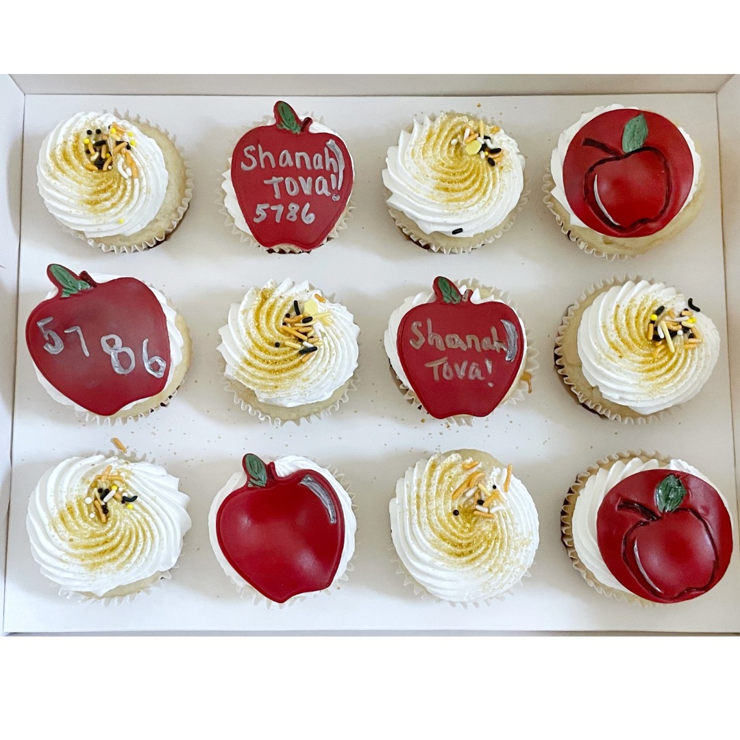 Apples, honey & cupcakes to welcome the new year 🧁🍎🍯 May it be "shofar, so good" — Shana tova, family & friends - wishing you much health & happiness in the year ahead! 💙
Size/Flavor: 1 dozen apple
Frosting: Caramel Buttercream
🌐 www.treatsbyallyson.com
FB: Treats by Allyson
IG: @treatsbyallyson
#CustomTreats #CakeDecorating #carrollcounty #carrollcountymd #carrollcountymaryland #weddingcakes #localbaker #localbakery #localbakeries #cupcakes #carrollcountybakery #manchestermd #hanoverpa #westminstermd #customcake #customcakes #pullapartcupcakes #customcakes #anniversarycake #birthdaycake #FallDesserts #pumpkinspice #PumpkinSeason #pumpkineverything #pumpkinchocolatechip #pumpkincake #BaltimoreOrioles #baltimoreravens #baseballcake #footballcake