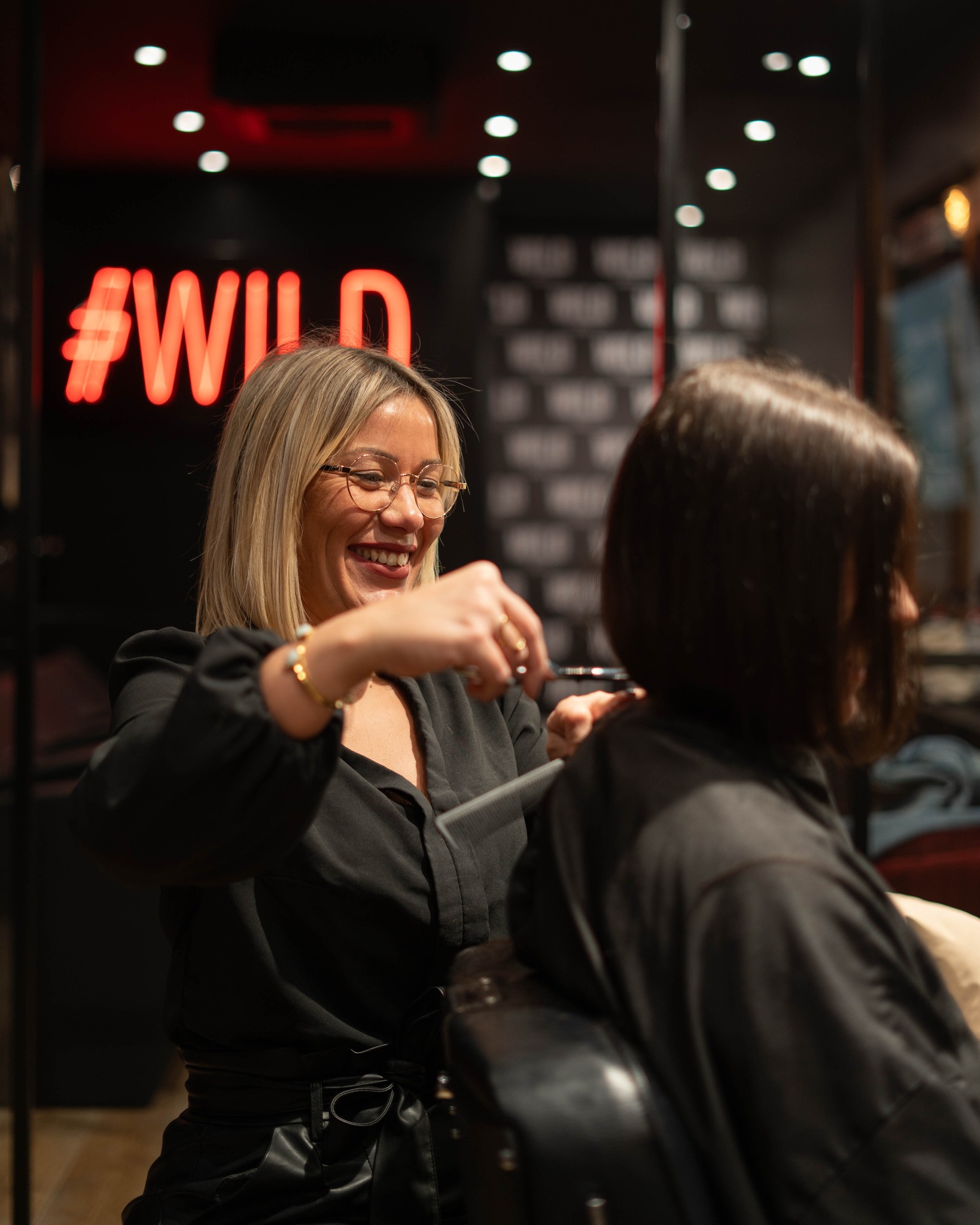 Chez WILD, chaque rendez-vous commence par un diagnostic personnalisé 🖤
Nos équipes prennent le temps de discuter avec vous de vos envies, de vos habitudes et de vos besoins pour vous conseiller au mieux !
Résultat : une expérience sur-mesure et un look qui vous ressemble vraiment 💁🏻♀️
👉🏼 Prenez rendez-vous dès maintenant sur notre site (lien dans la bio) !
___
#️⃣ : wild coiffeur coloriste, coiffeur normandie, coiffeur picardie, salon de coiffure, conseils cheveux, diagnostic capillaire
CM & 📸 : @agence.boujoubien