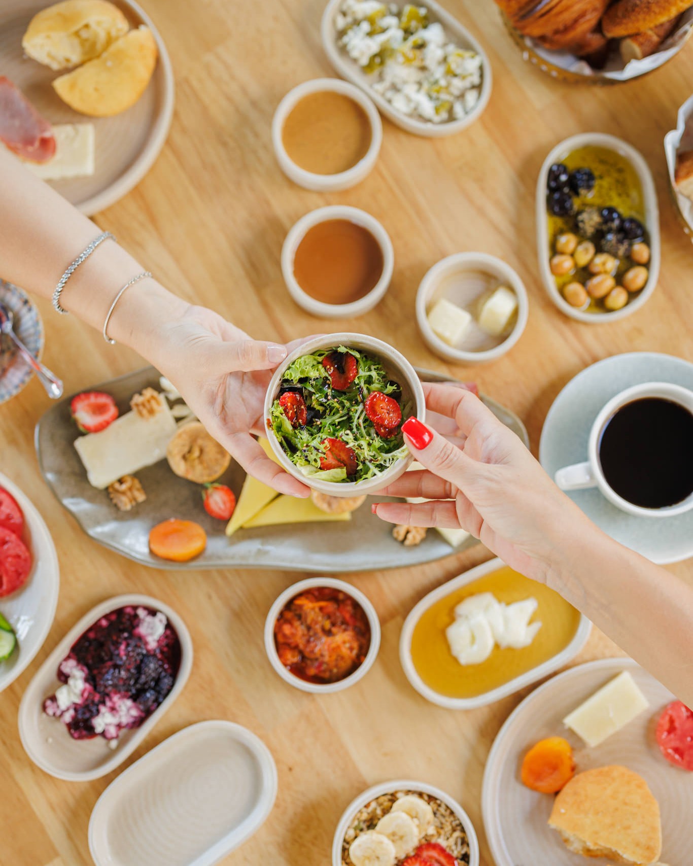 Kim sevdikleri ile lezzetli bir kahvaltı sofrasında haftanın yorgunluğunu atmak istemez🌞✨
📍Lime Serpme yalnızca Alaçatı menümüzde bulunmaktadır