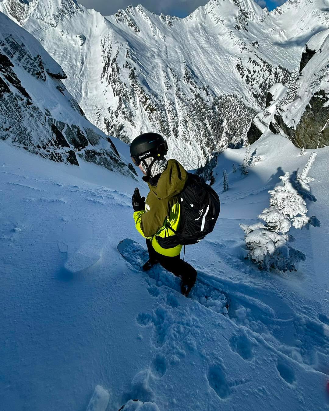 Wanna come ride chutes like this????
We have spaces. Check out or website for more info.
#goldenbc #split #board #splitboarding #splitboardingistheanswer #ski #guide #skiguide #skiguides