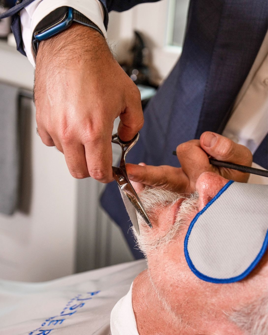 Nel cuore di Milano, in una delle vie piĂč lussuose e iconiche del fashion system, nasce un concetto radicalmente nuovo di barberia: Pisterzi.
Le linee Grooming di Pisterzi nascono dallâesperienza consolidata dei suoi barbers & team: creme da barba, sieri, balsami, trattamenti per la pelle e la rasatura â prodotti che uniscono formule di alta efficacia, ingredienti naturali certificati, con packaging raffinato e sostenibile. I flaconi e vasi sono ricaricabili, i materiali scelti sono eco-compatibili, gli ingredienti provengono da agricoltura biologica quando possibile. Un vero percorso sensoriale che rispetta lâambiente quanto la pelle.
đđđđđ đđđđđđ đđđđđ - đđȘđŽđ”đłđȘđŁđ¶đ”đ°đł đąđŻđ„ đđ„đ·đȘđŽđ°đł
đđȘđ€đ©đŠ đđąđłđ§đ¶đź - đđŹđȘđŻ đ€đąđłđŠ - đđ°đźđŠ đ§đłđąđšđłđąđŻđ€đŠđŽ - đđłđąđŻđ„ đđčđ±đŠđłđȘđŠđŻđ€đŠ - đđ¶đŽđ”đ°đźđȘđŽđŠđ„ đ±đłđ°đ„đ¶đ€đ”đŽ
.
.
.
#Pisterzi #PisterziItalianGroomingArt #BarberArt #LuxuryGrooming #GroomingRitual #EleganzaMaschile #MadeInItaly #ProdottiNaturali #SostenibilitĂ #EcoLuxury