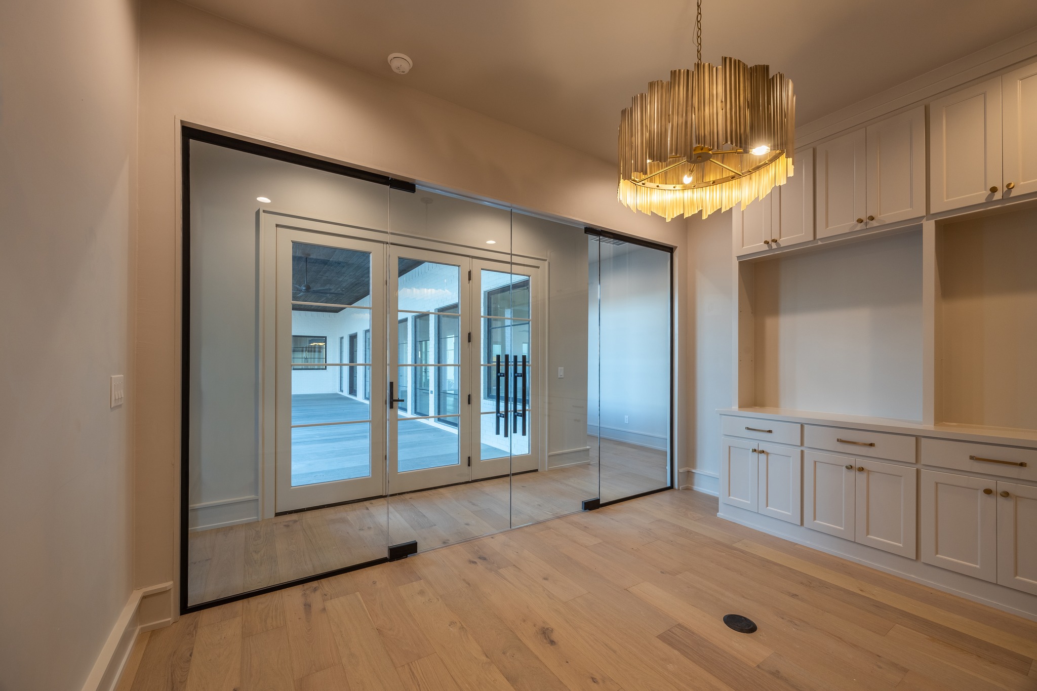 Working from home has never looked better!
Builder: @toogoodbuilt
Photographer: @ashleyadamsmedia
Subdivision: @sedonalubbock
#pddtexas #workfromhome #officeviews #officeinspo #lubbockhome #westtexashome #architecturedesign #ashleyadamsmedia