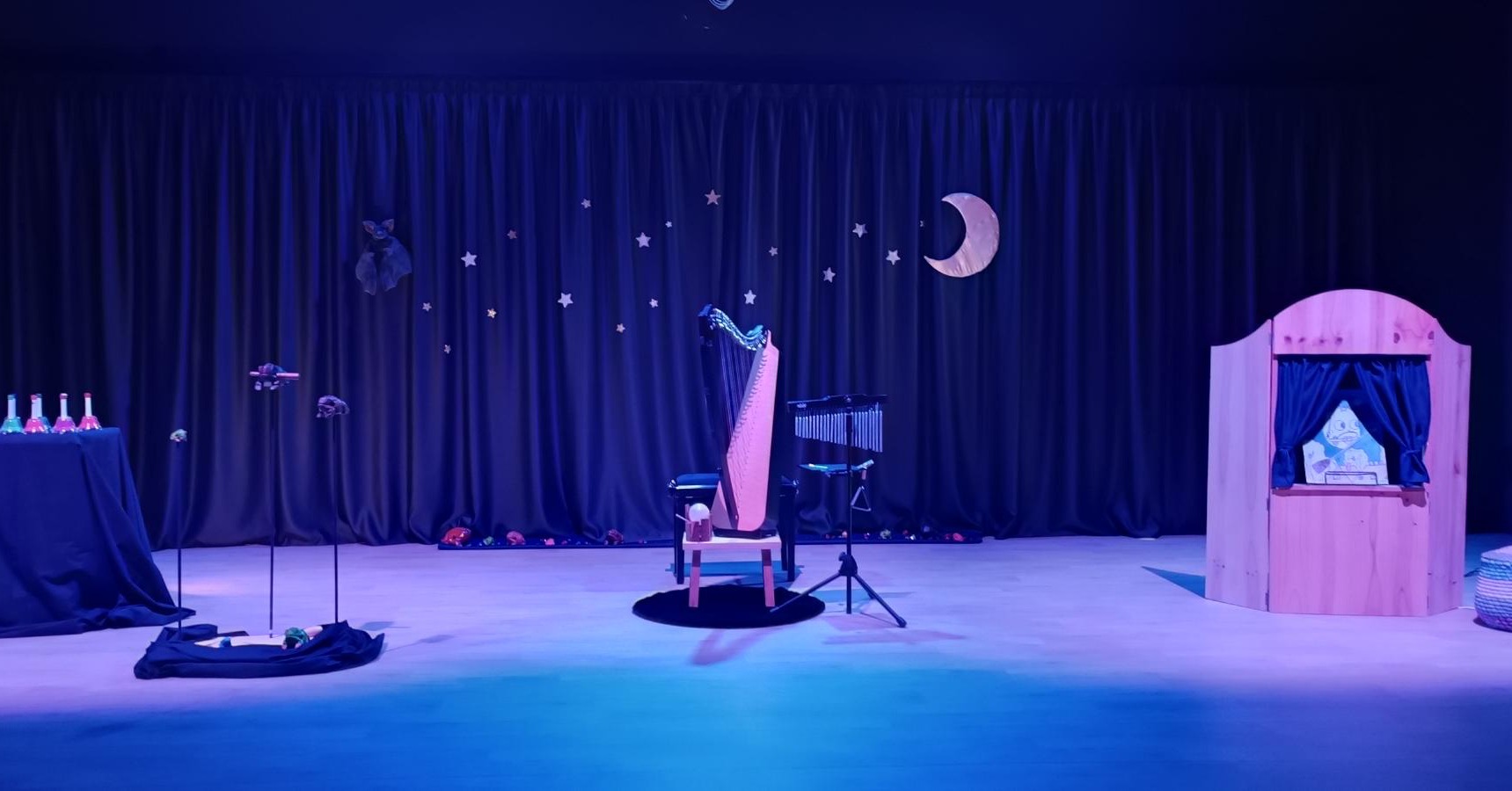 Dans le cadre du @gujanthrillersfestival, la musicienne @frederique_goichon vous donne rendez vous ce mercredi 24 septembre à 10h & à 11h à la Ludothèque de Gujan-Mestras.
👉 Elle va nous emmener le public dans son univers avec « Les aventures du petit monstre de la nuit », un spectacle tendre et poétique pour les enfants dès 2 ans.
Au son de la harpe et des petites percussions, on suit ce petit monstre curieux dans un voyage sous le ciel étoilé… Un beau moment à partager en famille ! ✨
@officedetourismegujanmestras
#spectacle #conte #conteuse #histoire #poesie #enfants #famille #gujanmestras