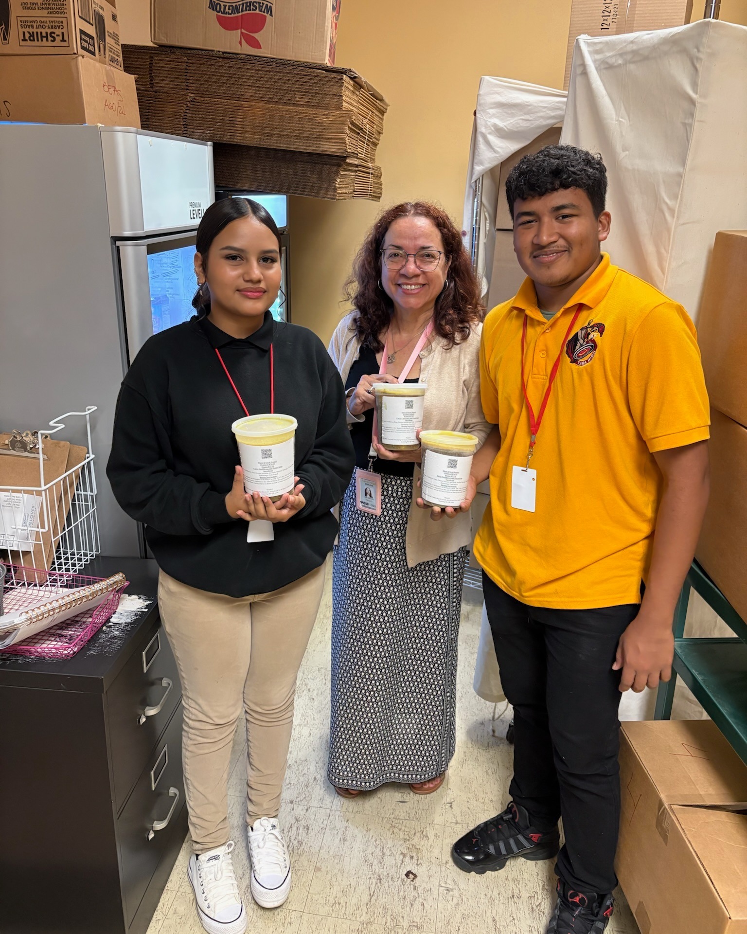 We’re excited to launch our partnership with Tara High School, providing fresh, healthy meals each week to support their food pantry. Together, we’re helping ensure students and their families have the nourishment they need to thrive.
A special thank you to Miss Martinez for her vision and leadership in bringing the pantry to life for the school community. Our meals are designed to complement the pantry’s offerings with ready-to-enjoy, nutritious options, making it a little easier for families to focus on what matters most. Want to make a difference? Contact us today to support our fight against hunger.
#batonrouge #foodpantry #threeoclockproject #rescuekitchen
