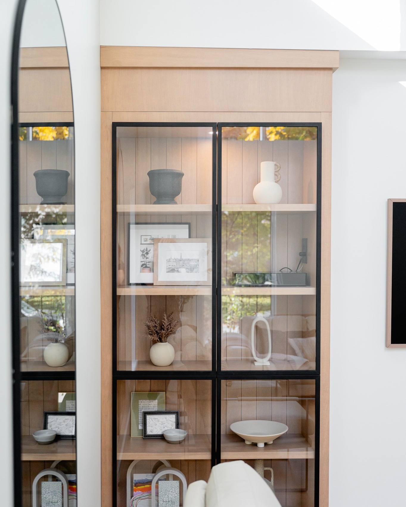 Élégance sur mesure | 🍂✨
Un meuble vitré sur mesure, alliant bois et métal avec justesse. Une création qui incarne notre vision d’un design intemporel et authentique, comme une évidence au cœur du projet. 💛
@bodoumphotographie
@signaturemwc