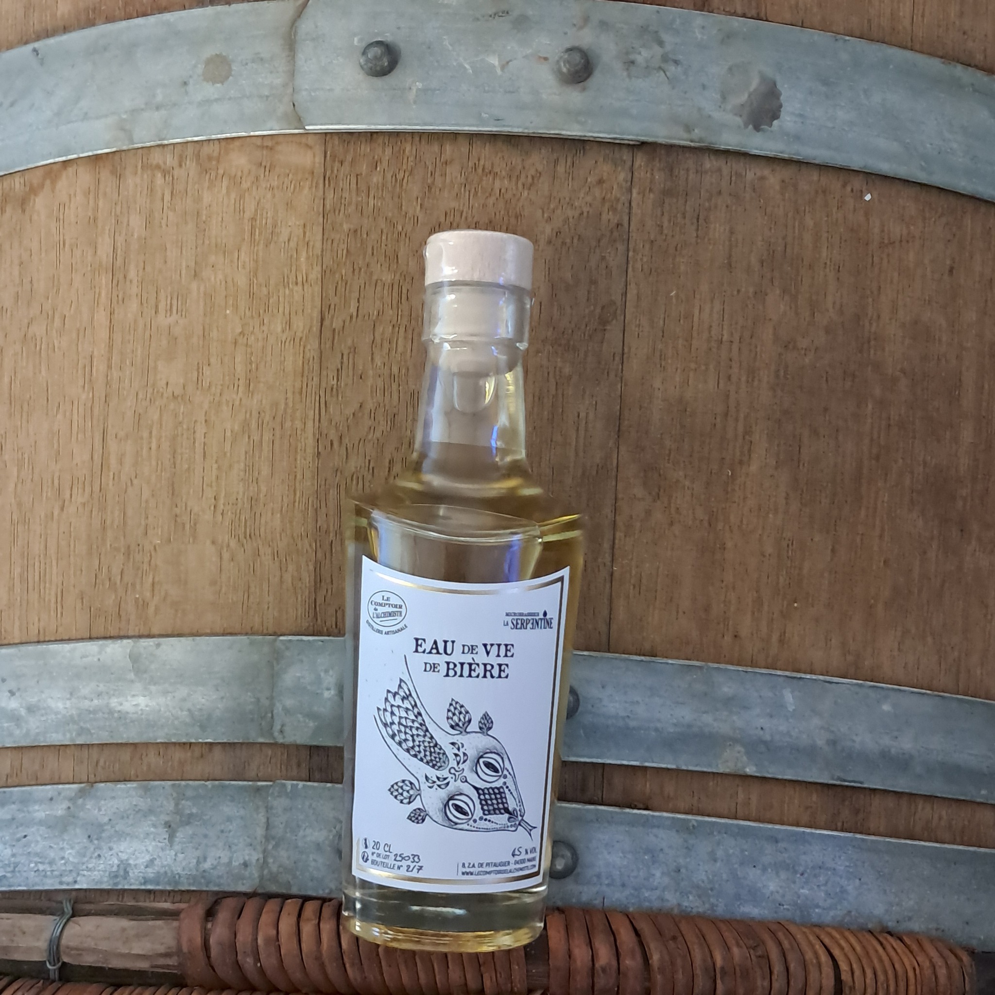 🔥 Nouvelle création : L’Alchimie du malt & du bois
Le Comptoir de l’Alchimiste dévoile sa toute première eau-de-vie ambrée, issue de la distillation de bière artisanale et patiemment vieillie avec des morceaux de barrique 🍺🌳
Un hommage aux savoir-faire anciens, une ode au temps et à la transformation :
🔸 Robe dorée & reflets ambrés
🔸 Nez boisé, profond et subtilement vanillé
🔸 Bouche ronde, chaleureuse, avec des notes de céréales, de houblon et une finale doucement toastée
🥃 Une eau-de-vie de caractère, où la bière rencontre le feu, puis le bois.
Un premier pas dans un univers de maturation lente et d’expressions complexes, réservé aux amateurs curieux et passionnés.
✨ Édition limitée – Bientôt disponible à la vente et en dégustation lors de nos événements.
#lecomptoirdelalchimiste #EauDeVieAmbrée #DistillationDeBière #BoisDeChêne #SpiritueuxArtisanal #AlchimieLiquide #MadeInProvence #SavoirFaire #NouvelleCréation
L'abus d'alcool est dangereux pour la santé, à consommer avec modération.