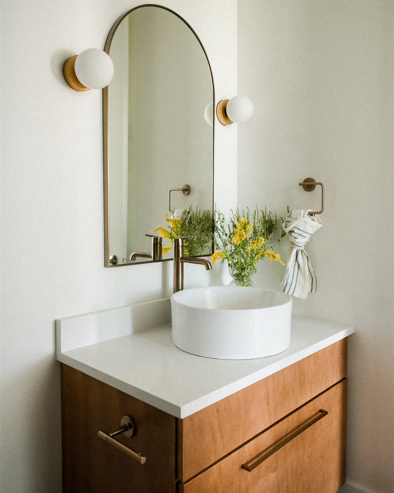 Small space, major moment.
Flash back to this gorgeous vanity, in love with the clean lines and warm accents!
#dynastyhomes #customhomebuilder #iowahomes #desmoines #luxuryhomes #homeinspo #dreamhome