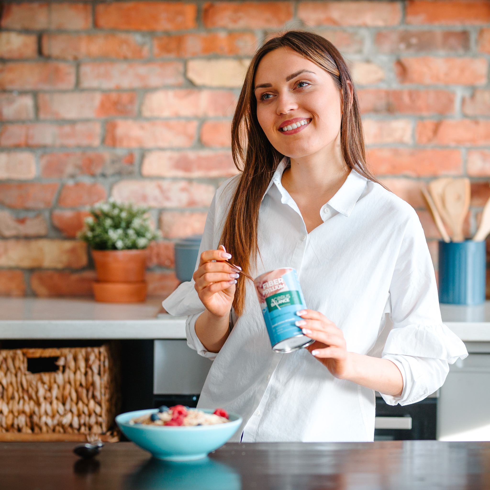 🥦Šķiedrvielas ir pārtikas augu izcelsmes sastāvdaļa, ko mūsu organisms pats nespēj pilnībā sagremot. Tomēr – tieši tur slēpjas to lielākais spēks!
Kad šķiedrvielas nonāk mūsu gremošanas traktā, tās nevis uzsūcas, tās virzās pa gremošanas traktu ir palīgs zarnām un mikrobiotai – un pēc tam dabiski tiek izvadītas no organisma.
Šķiedrvielas iedalās divās grupās:
👉Ūdenī šķīstošās – baro labvēlīgās zarnu baktērijas, kas veicina imunitāti un vispārējo veselību.
👉Ūdenī nešķīstošās – var uzlabot gremošanas trakta darbību.
Tātad – šķiedrvielas nav tikai “balasts”, bet gan ikdienas sabiedrotais gan imunitātei, gan Tavai labsajūtai.
🟢Izmēģini ACORUS BALANCE šķiedrvielu kompleksus:
🔻FIBER SLIM DETOX – abu veidu šķiedrvielas kopā ar cigoriņiem, kanēli, glikomannānu un rūgto apelsīnu palīdz vairot sāta sajūtu, mazināt kāri pēc saldumiem, paātrināt vielmaiņu un balansēt cukura līmeņa svārstības, tā palīdzot saglabāt normālu ķermeņa svaru un aprises.
🔻FIBER PSYLLIUM - tīri ceļteku sēklapvalki maksimāli efektīvai zarnu “birstei” un lieliskai gremošanas trakta darbībai un labsajūtai. Var palīdzēt normāla holesterīna līmeņa uzturēšanai.
🔻FIBER BEAUTY COLLAGEN - šķiedrvielas (galvenokārt šķīstošās) papildinātas ar kolagēnu, cinku un bambusu! Lieliska kombinācija ne tikai ādai, matiem, nagiem, bet arī gremošanas sistēmas un zarnu veselībai. Un veselīgas zarnas ir veselīga āda!
🔻FIBER COLON DETOX - šķiedrvielas (galvenokārt nešķīstošās) kopā ar ķimenēm, fenheli, cigoriņiem un citiem augiem: lai sakārtotu vēdera izeju, mazinātu vēdera pūšanos un atbalstītu normālu aknu un citu gremošanas orgānu darbību, kavētu hemoroīdu parādīšanos.
🔻FIBER SUGAR BALANCE - brīžiem, kad roka, pašam nemantot, atkal stiepjas pēc saldumiem. Šķiedrvielu komplekss (galvenokārt šķīstošās šķiedrvielas), papildinātas ar gimnēmu, kanēli un hromu – cilvēkiem ar tendenci uz paaugstinātu cukura līmeni asinīs, tiem, kuri vēlas bagātināt savu uzturu ar šķiedrvielām un kontrolēt vēlmi pēc saldumiem!
Vairāk info mūsu mājaslapā! 💚