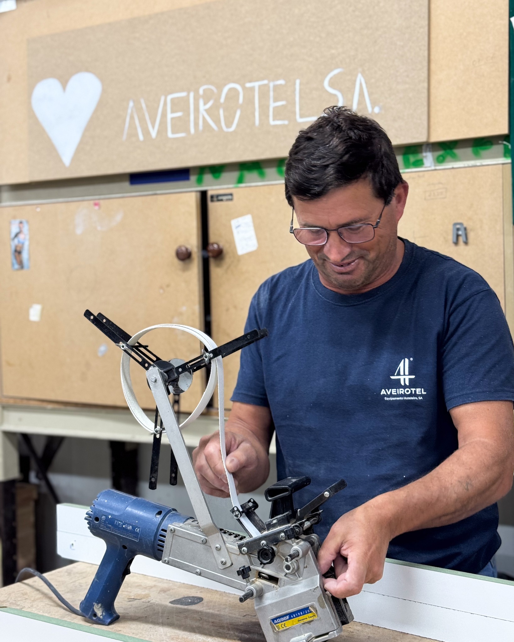 Já pensou em como a qualidade do seu espaço afeta a experiência do cliente? É a atenção, o carinho pelo detalhe, que faz a diferença.
A dedicação da nossa equipa é o seu maior trunfo para um resultado final de excelência na hotelaria, restauração ou qualquer outro espaço que sirva pessoas.
👍 Deixe o seu like se valoriza um trabalho feito com atenção, como aqui pelo Sr. Mário na nossa carpintaria.
#Aveirotel #aartedebemreceber #qualidade #humanTouch