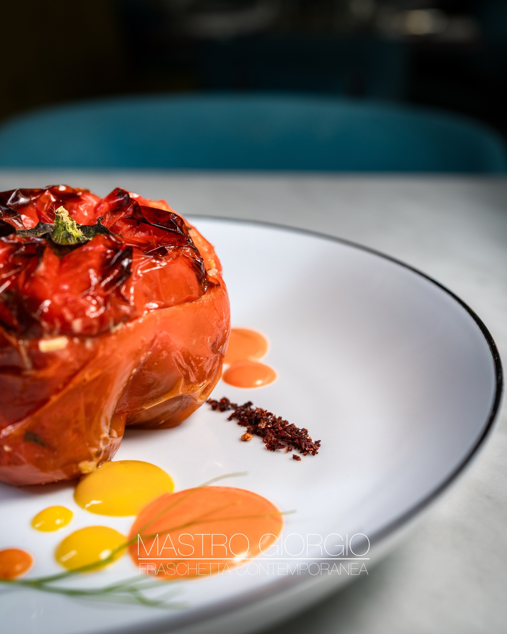 𝑷𝒐𝒍𝒍𝒐 𝒏𝒆𝒊 𝒑𝒆𝒑𝒆𝒓𝒐𝒏𝒊
𝐴 𝑅𝑜𝑚𝑎 𝑖𝑙 𝑃𝑜𝑙𝑙𝑜 𝑐𝑜𝑛 𝑖 𝑝𝑒𝑝𝑒𝑟𝑜𝑛𝑖 𝑛𝑜𝑛 𝑠𝑖 𝑑𝑖𝑠𝑐𝑢𝑡𝑒… 𝑠𝑖 𝑎𝑚𝑎: 𝑝𝑖𝑎𝑡𝑡𝑜 𝑑𝑒𝑙𝑙𝑎 𝑓𝑒𝑠𝑡𝑎, 𝑑𝑒𝑙𝑙𝑎 𝑑𝑜𝑚𝑒𝑛𝑖𝑐𝑎 𝑒 𝑑𝑒𝑙𝑙𝑒 𝑡𝑎𝑣𝑜𝑙𝑎𝑡𝑒 𝑑𝑖 𝑓𝑖𝑛𝑒 𝑒𝑠𝑡𝑎𝑡𝑒. 𝐴𝑏𝑏𝑖𝑎𝑚𝑜 𝑝𝑟𝑜𝑣𝑎𝑡𝑜 𝑎 𝑚𝑒𝑡𝑡𝑒𝑟𝑙𝑜… 𝑑𝑒𝑛𝑡𝑟𝑜 𝑖 𝑝𝑒𝑝𝑒𝑟𝑜𝑛𝑖.
𝐿𝑎 𝑟𝑖𝑐𝑒𝑡𝑡𝑎 𝑒̀ 𝑞𝑢𝑒𝑙𝑙𝑎 𝑡𝑟𝑎𝑑𝑖𝑧𝑖𝑜𝑛𝑎𝑙𝑒, 𝑔𝑟𝑎𝑠𝑠𝑎 𝑒 𝑠𝑢𝑐𝑐𝑢𝑙𝑒𝑛𝑡𝑎 𝑐𝑜𝑚𝑒 𝑡𝑟𝑎𝑑𝑖𝑧𝑖𝑜𝑛𝑒 𝑐𝑜𝑚𝑎𝑛𝑑𝑎, 𝑙𝑎 𝑐𝑜𝑡𝑡𝑢𝑟𝑎 𝑓𝑖𝑛𝑎𝑙𝑒 𝑎𝑙𝑙’𝑖𝑛𝑡𝑒𝑟𝑛𝑜 𝑑𝑒𝑙 𝑝𝑒𝑝𝑒𝑟𝑜𝑛𝑒 𝑟𝑒𝑔𝑎𝑙𝑎 𝑛𝑜𝑡𝑒 𝑎𝑟𝑜𝑚𝑎𝑡𝑖𝑐ℎ𝑒 𝑐ℎ𝑒 𝑓𝑎𝑛𝑛𝑜 𝑣𝑒𝑛𝑖𝑟𝑒 𝑣𝑜𝑔𝑙𝑖𝑎 𝑑𝑖 𝑠𝑐𝑎𝑟𝑝𝑒𝑡𝑡𝑎 𝑓𝑖𝑛𝑜 𝑎𝑙𝑙’𝑢𝑙𝑡𝑖𝑚𝑜 𝐵𝑜𝑐𝑐𝑜𝑛𝑒... 𝑐𝑜𝑛 𝑢𝑛 𝑠𝑜𝑟𝑟𝑖𝑠𝑜!
Chef Francesco Sperandeo @fradeatails
Vi aspettiamo a pranzo il sabato e la domenica (dalle 12:30 alle 15:00) e a cena dal lunedì alla domenica!
𝐈𝐧𝐟𝐨 𝐞 𝐏𝐫𝐞𝐧𝐨𝐭𝐚𝐳𝐢𝐨𝐧𝐢
📍 Via Alessandro Volta 36, Testaccio, Roma
📞 06 5741369
🌐 Prenota ora: Link in BIO!
#MastroGiorgio #CucinaRomana #Testaccio #RomaRistoranti #FoodieRoma #SaporiAutentici #TradizioneEInnovazione #PolloNeiPeperoni #RicettaTradizionale #PiattoDellaDomenica #CucinaItaliana #PranzoRoma #CenaRoma