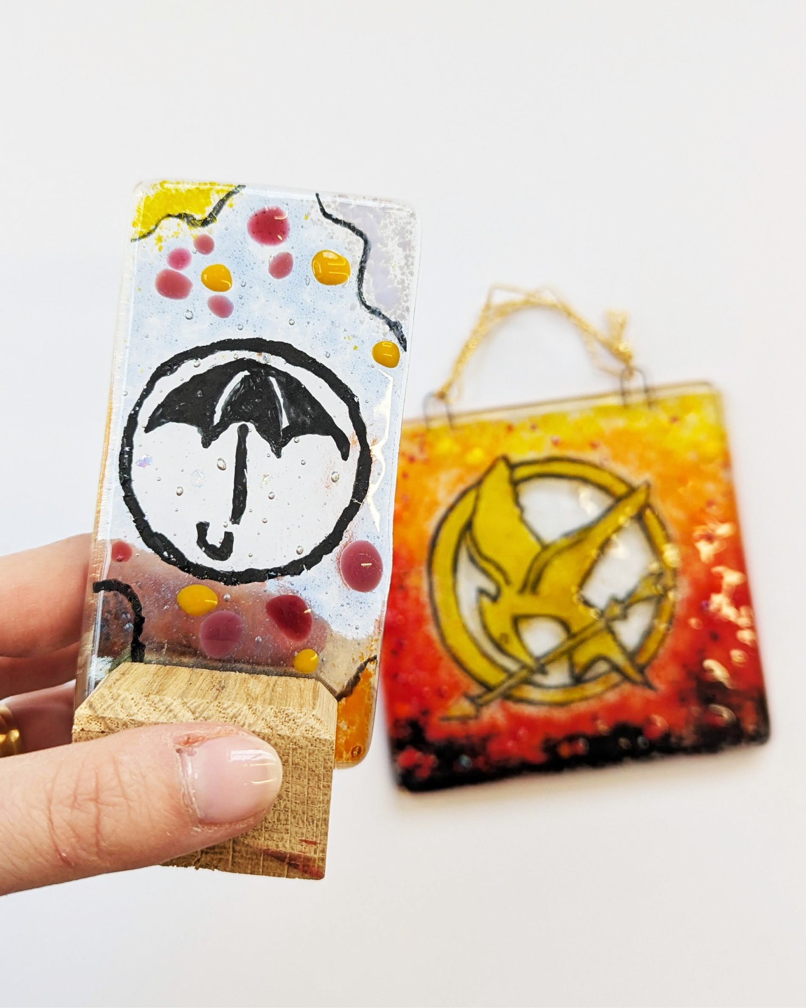 This workshop brought something really fun and novel into the studio, fused glass fan art! 🎬🎨
Inspired by their favourite films and TV series, they designed pieces that capture the magic of the stories they love, but with a Glass Deva twist.
We love how workshops can become a space not only for relaxation and creativity, but also for celebrating the things that bring people joy. 💫
Would you ever create a fused glass piece inspired by your favourite show or film? Drop your ideas in the comments! 👇
#CreativeWorkshops #FusedGlassFun #fusedglassfun #thingstodoincheshire #ThingsToDoInChester #familytime #thingstodoinchester #fusedglassartwork #personalisedgifts #makingmemories #handmadefun #ChesterWorkshops #hendoinspiration #WorkshopSpotlight #fanart #hungergamesfanart #umbrellaacademyfanart