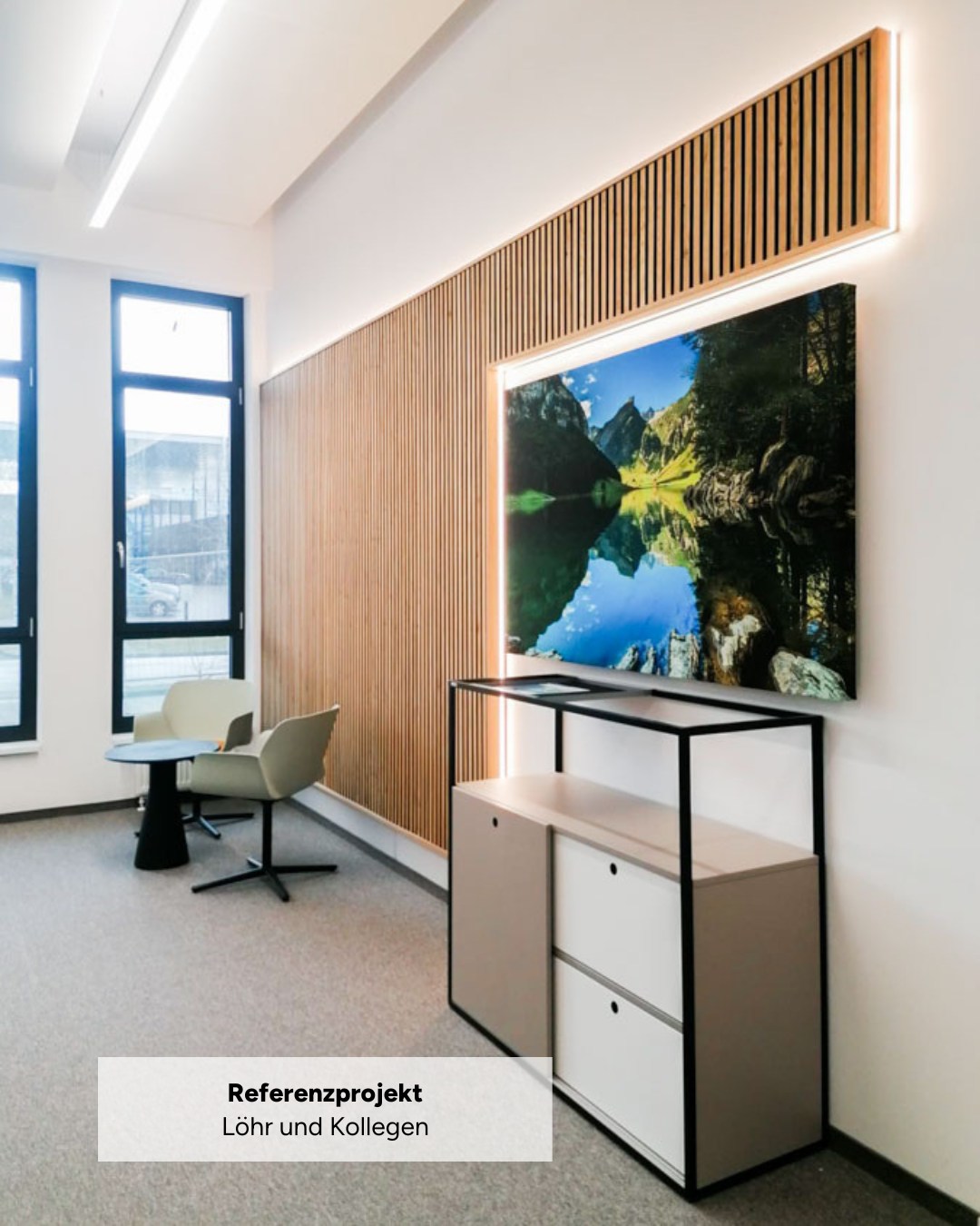 Für Löhr & Kollegen GbR in Nürnberg durften wir den Wandel von einer traditionellen Kanzleieinrichtung hin zu einer modernen und stilvollen Bürowelt begleiten.
Schon beim Betreten fällt die Empfangstheke mit Holzlamellenverkleidung ins Auge. Der Besprechungsraum überzeugt mit einer maßgefertigten Medienwand aus Holzlamellen und stilvollen Konferenzmöbeln, die eine repräsentative Atmosphäre für Mandantengespräche schaffen. 💼
Auch die Büroräume wurden neu ausgestattet – mit höhenverstellbaren Schreibtischen, ergonomischen Stühlen und passgenauen Schränken. Im Aufenthaltsraum sorgen Akustikelemente für eine angenehme Raumakustik und entspannte Pausen. 🙏
Danke an Löhr & Kollegen für die partnerschaftliche Zusammenarbeit!
#Büroeinrichtung #Arbeitswelten #Innenarchitektur #Büroplanung #Büroberatung #WorkplaceDesign #EffizientArbeiten #Büromöbel #NewWork #InteriorGoals #Referenzprojekt #Neumarkt #Nuernberg