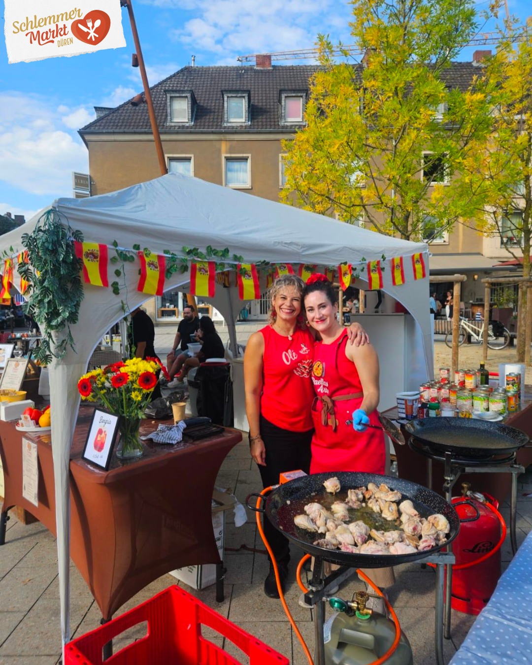 Neues vom Schlemmermarkt Düren 🥘🧀🍷
-
Wir freuen uns riesig, beim nächsten Markt ein neues kulinarisches Highlight begrüßen zu dürfen: @paellasmitarte 🥘💃
Hinter dem Stand steckt ein leidenschaftliches Duo. Gemeinsam bringen sie ein Stück Spanien nach Düren! 🇪🇸
👉 Freut euch auf:
• Paella mit Meeresfrüchten 🦐
• Paella mit Hähnchen 🍗
• Fideuà – die Nudelvariante der Paella 🍝🦑
• und dazu erfrischende hausgemachte Sangria 🍷🍊
Kommt vorbei und lasst euch von mediterranen Aromen verzaubern: Am 8. Oktober ist der letzte Schlemmermarkt für dieses Jahr! 🌞