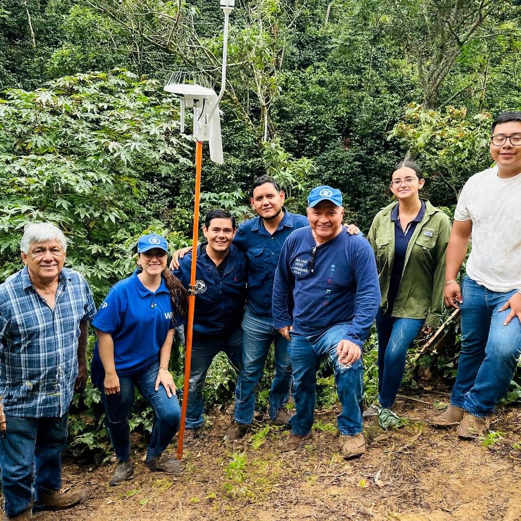 Español
El futuro del café se cultiva con datos 🌍☕
Gracias al apoyo de la Municipalidad de Chiquimula y el PMA, instalamos una estación meteorológica en El Gigante Coffee Estate. Innovación y tradición unidas para cuidar nuestro café y nuestro planeta.
#ElGiganteCoffee #AgTech #Sostenibilidad
English
The future of coffee grows with data 🌍☕
With the support of the Municipality of Chiquimula and the WFP, we installed a meteorological station at El Gigante Coffee Estate. Blending innovation and tradition to care for our coffee and our planet.
#ElGiganteCoffee #AgTech #Sustainability
@munichiquimula @wfpguatemala @hugolmedo @osvaldozucchi