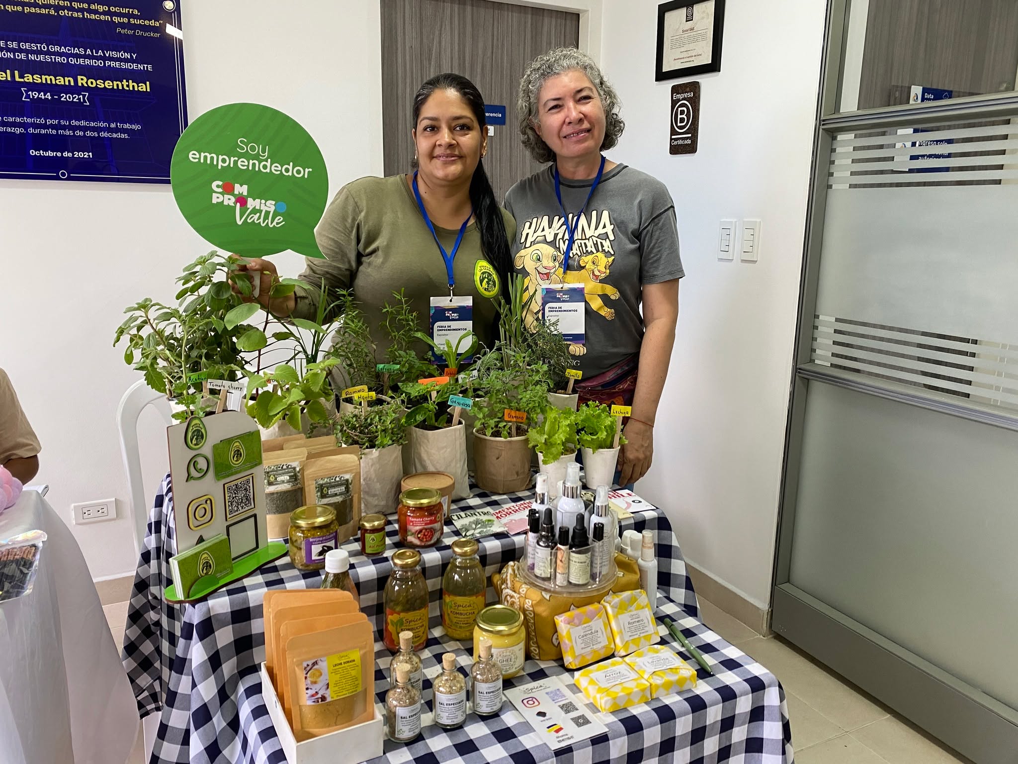 🤩🍃 ¡6 emprendimientos de Compromiso Valle que hacen parte de nuestro programa de huertas @@sembrandocali, fueron invitados a participar en una feria organizada por@sistel.co para sus colaboradores!
¡Gracias @sistel.co por ser una empresa #CompromisoValle y abrir diversos espacios a lo largo del año para visibilizar el talento local!
@huerta.loscerros
@huertamadrejireh
@fundacionhjc
@altoenelcamino
@huertamedallamilagrosa
@miski_col
#TodosSomosCompromisoValle