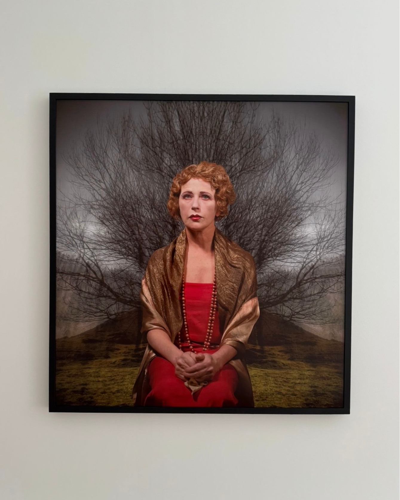 Until October 26, Hauser & Wirth Menorca presents Cindy Sherman's “The Women.” The artist is renowned for her photographic self-portraits that explore identity and gender through the interpretation of characters. The title of the exhibition refers to Clare Boothe Luce's play The Women (1936), a satirical mirror of female interactions and imposed identities—a theme also explored by Sherman throughout her career.
The non-linear show brings together a selection of the artist's most iconic works, dating from the 1970s to the 2010s. It traces her beginnings with Untitled Film Stills (1977–1980), a series of black-and-white photographs originally conceived as a set of imaginary film stills. In these, Sherman embodied female archetypes inspired by Hollywood cinema. “The Women” also presents works from other series created in the late 1970s: the Bus Riders series, for example, already reveals her interest in social roles and cultural stereotypes. In it, Sherman embodies everyday personalities from American society.
There are also works from more recent large-format series: in Ominous Landscapes, for instance, Sherman portrays female figures dressed in theatrical costumes, posing in front of vast and inhospitable landscapes. In the Flappers series, Cindy Sherman depicts elderly women reenacting the fashion codes and emancipation of the 1920s. These portraits evoke glamour, but also decline and denial of the passing of time: the protagonists are depicted several decades after their heyday, seemingly unaware that they have passed the peak of their glory.
Whether produced in the 1970s or in the 2010s, Cindy Sherman's portraits remain more relevant than ever: even though the cult of celebrity and stars of the 20th century has given way in the 21st century to that of influencers and social media stars, Sherman's investigations on gender, wealth, and privilege keep reminding us how constructed, performed, and complex identity is.
@hauserwirth #cindysherman #photograpy