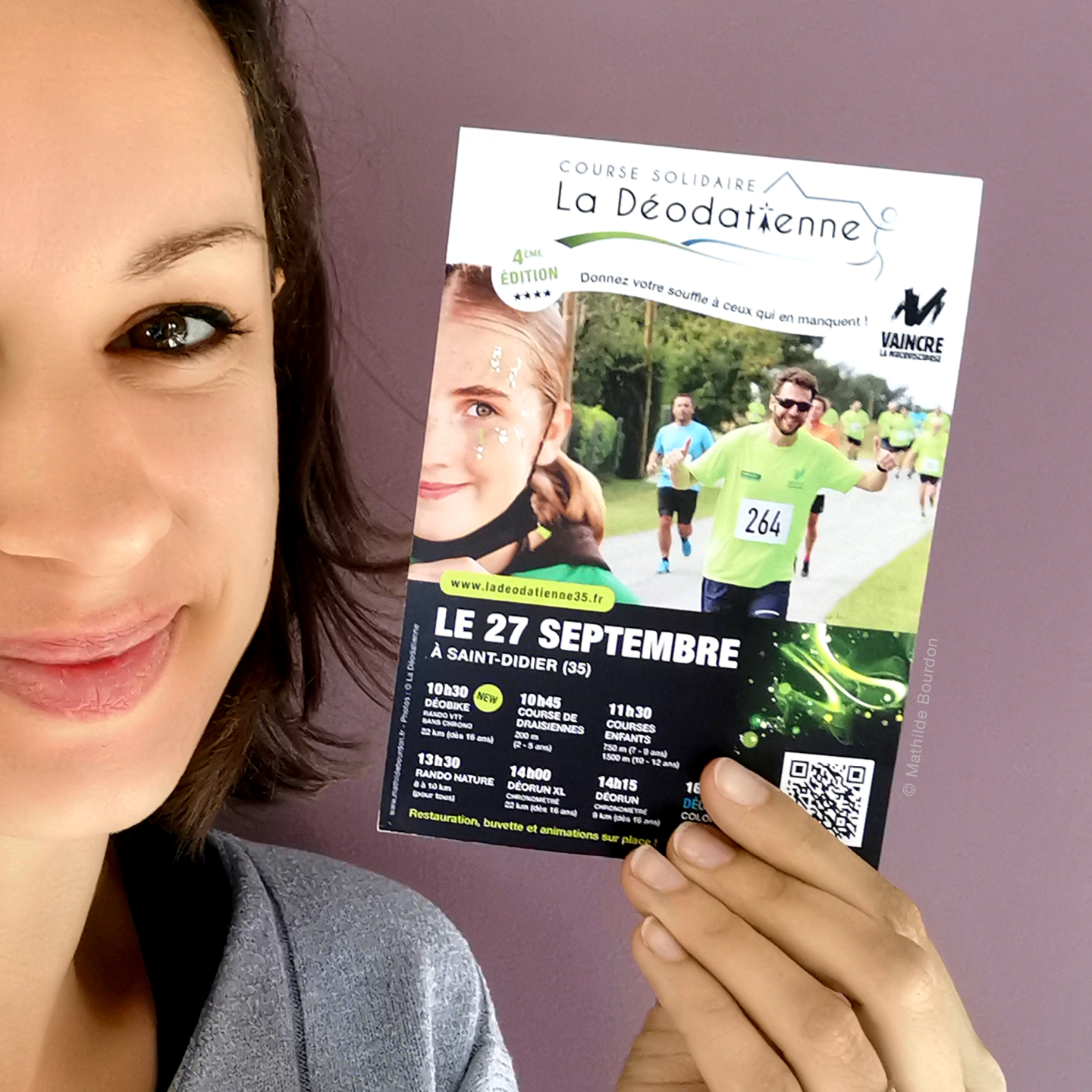 💚 4e édition, 4e ligne graphique !
Et j'ai toujours autant de plaisir à créer pour @ladeodatienne au profit de @vaincrelamuco !
Mais choisir un visuel unique qui représente toute la richesse et la solidarité d'une journée comme celle-ci est un défi chaque année. 🤔
Comment montrer tout ce qui se cache en coulisse de l'événement en 1 visuel ?
Comment montrer l'espoir derrière la maladie ?
Comment valoriser la singularité de notre virade ?
1 seul mot m'est venu : l'Humain !
J'ai donc choisi de mettre de "vrais visages" à l'honneur cette année 😎
👑 Tout d'abord, celui de Yaëlle : cette fabuleuse jeune Déodatienne qui se bat contre la mucoviscidose. Le masque sous le menton, certes, mais surtout ce regard profond et pétillant, intense et espiègle.
🏃 En arrière plan : les coureurs de La Déodatienne 2024 qui, même dans l'effort, transmettent leur joie et leur souffle à chaque foulée.
✨ Plus un petit élément *magique* (je n'ai pas pu m'en empêcher) Car réunir autant de monde sur notre petite commune au profit de la recherche, c'est quand même sacrément magique !
🤩 Grâce à cette merveilleuse alchimie (et à tout le travail des bénévoles), nous attendons pas moins de 1200 participants !!
🎯 Flyers, affiches, dépliants, plaquette pour l'appel aux partenaires ou encore rédaction de posts pour chacun des nombreux sponsors... J'ai travaillé chaque support de communication pour faire rayonner l'asso.
On a hâte de vous partager le montant des dons et recettes que nous reverserons en totalité à l'association Vaincre la Mucoviscidose ! 💚
#chartegraphique #graphistefreelance #supportcommunication #solidarité #instagraphicdesign #graphicdesigner #creationflyer #événementiel #saintdidier35 #ladeodatienne