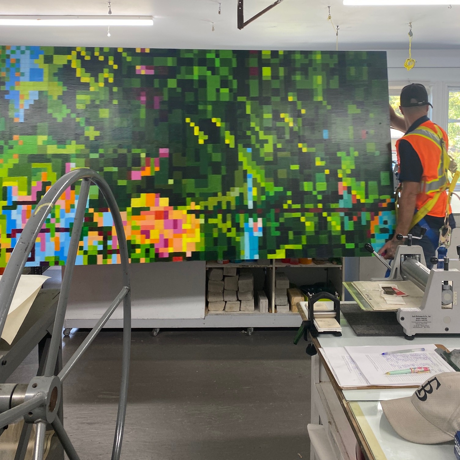 Installation en cours! La murale réalisée par Elizabeth Whalley, avec l'aide de la communauté, sera inaugurée ce samedi à 14h, dans le cadre des journées de la culture.
Le projet est réalisé en partenariat avec @village_valdavid