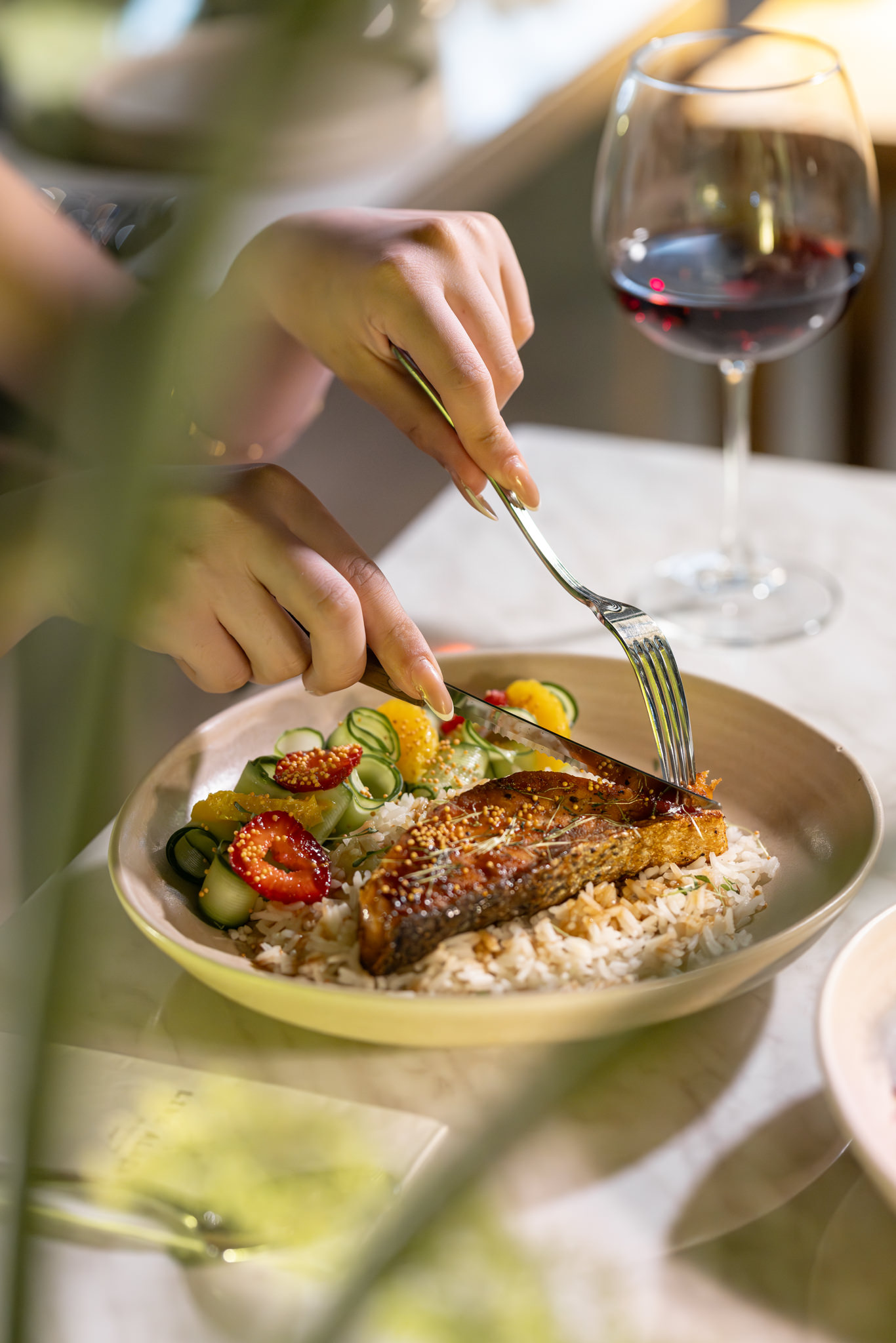 Alaçatı'nın en güzel zamanlarından: Biraz sakin, biraz serin ve bol sohbetli🍷 — Lime Alaçatı bu anların eşlikçisi 💫
📍Alaçatı - Somon Basmati & Şarap