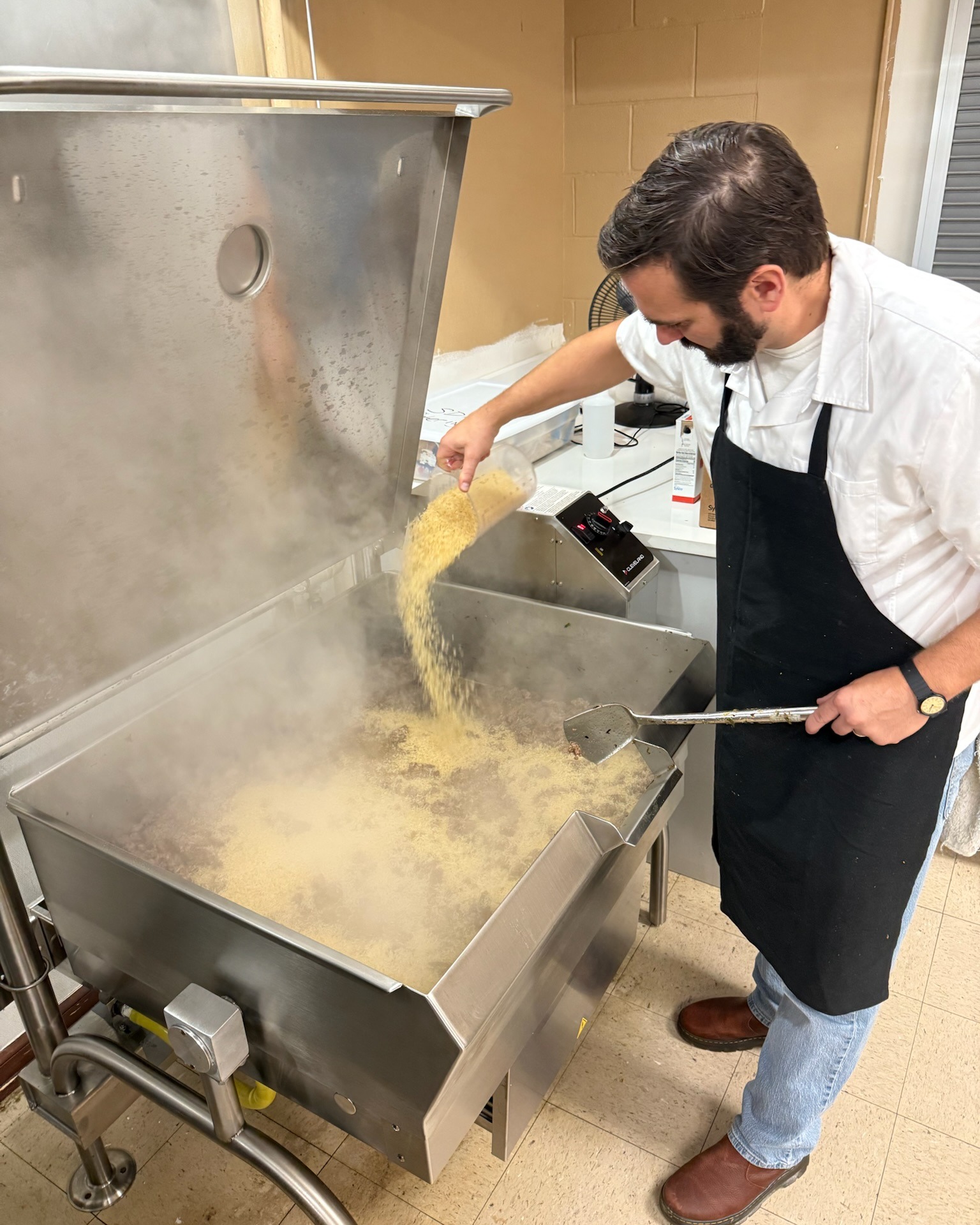 We’re grateful to be highlighted by @wafb for our work with the @crk_cc (Charles R. Kelly Community Center). When federal funds ran dry, community partners across Baton Rouge stepped up to ensure our neighbors experiencing homelessness still had access to meals, showers, laundry, and healthcare. At our Rescue Kitchen, Chef Jon Breaux transforms surplus food from local grocers into nutritious meals. Meeting people where they are and making sure our community doesn’t go hungry. Together, we’re proving the power of community.
Want to make a difference? Contact us today to support our fight against hunger.
#FoodRescue #CommunityCare #BatonRouge