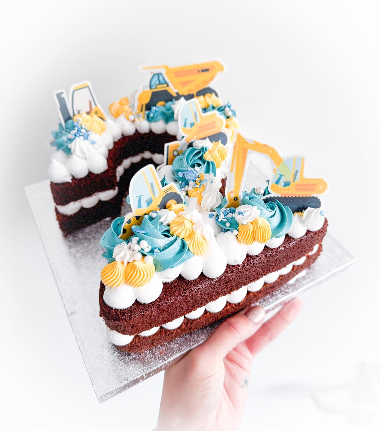 De taarten met de meeste smaak!
.
.
Ik vind cijfertaarten persoonlijk de lekkerste taarten!
Waarom??!
Omdat je met Cake veel meer verschillende smaken kan kiezen dan biscuit…
.
Vanille, Funfetti, chocolade, Redvelvet of Carrotcake…
En met de herfst nu heerlijke pumpkinspiced🤤🤤
.
Welke smaak cake zou jij kiezen voor een cijfercake?
.
#cijfercake #glutenvrijecijfercake #glutenvrijecijfertaart #taartenbakker #glutenvrijeten #glutenvrij #glutenfree #glutenvrijetips #lovetobake #glutenvrijetaart #glutenfreelife #glutenvrijebakkerij #vrijvangluten #deglutenvrijebakker #deglutenvrijebakker #hendrikidoambacht #lovetobakeyouhappy #glutenfreefood #cakemehappyglutenfree #cakemehappy