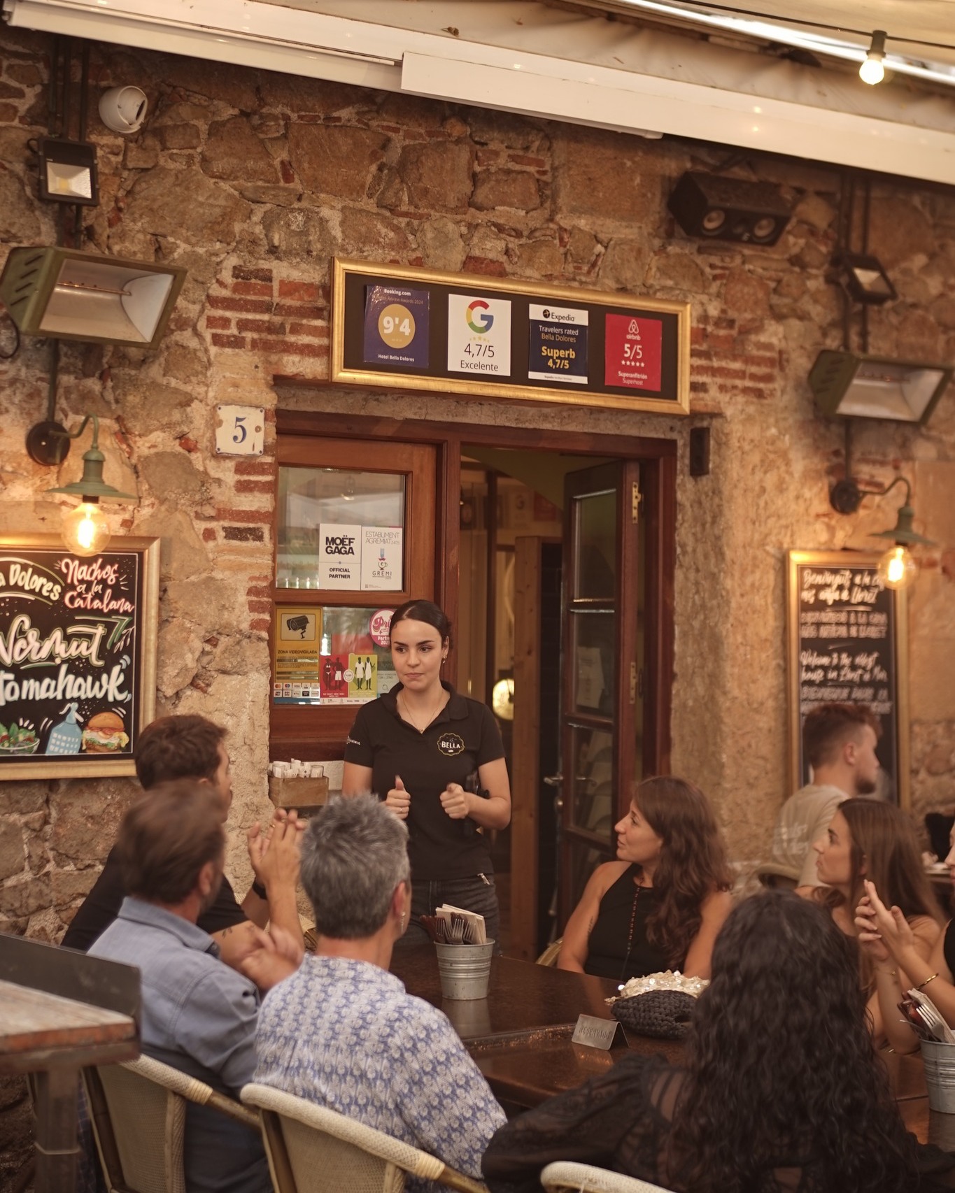 Step back in time: enjoying tapas in Lloret’s oldest house, built in the 1400s. History, flavor, and warm service that makes you feel at home 🕗🫶
Un viaje al pasado: tapeando en la casa más antigua de Lloret, construida en el 1400. Historia, sabor y la calidez de un equipo que te hace sentir en casa 🕗🫶
Un viatge al passat: tapes a la casa més antiga de Lloret, construïda l’any 1400. Història, sabor i la proximitat d’un equip que et fa sentir com a casa 🕗🫶