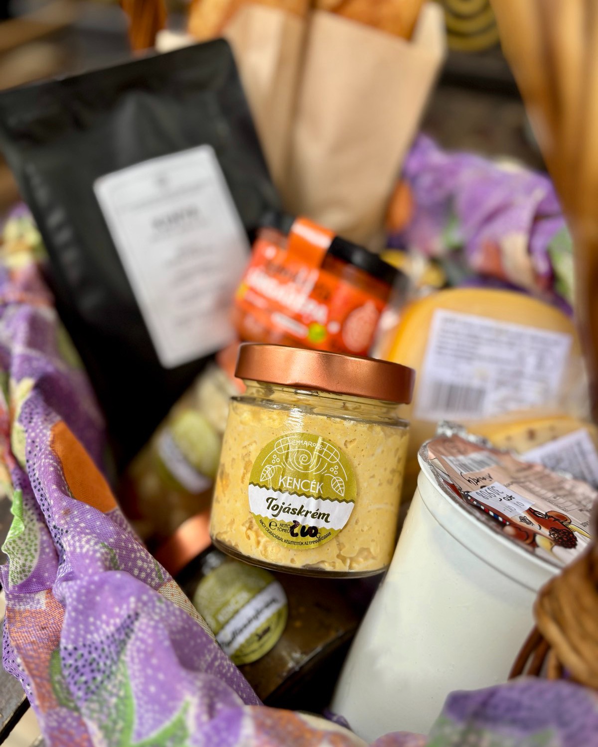 Érdemes ellátogatni a hűtőink felé, ugyanis finomságokkal pakoltuk tele. Keresd a saját készítésű kencéinket, valamint a Fermentini különlegességeit az Emmarozs üzleteiben. 
- Tojáskrém
- Tonhalkrém
- Padlizsánkrém
- Fermentini – Gyömbéres sárgarépa
- Fermentini – Cékla-répa gyömbérrel
- Fermentini – Kajszis csalamádé
- Fermentini – Fokhagymás karalábé
- Fermentini – Lecsós kimchi
- Fermentini – Fehér kimchi
- Fermentini – Áfonyás lilakáposzta