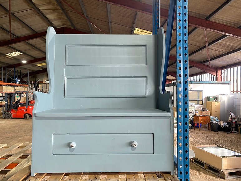 ✨ Lovely Monks Bench - Now £325 ✨
This charming pine bench has so much character! Painted in a beautiful bluey/green matt finish with ceramic knobs, it’s practical too – with a roomy drawer for storage.
It would look gorgeous in a porch or hallway, adding both style and function. 💙 For a small extra charge, I can paint it in any colour and change the knobs to suit your home.
📏 104cm H x 122cm L x 46cm W
📸 I’ll be adding more pics soon!
Local delivery possible or collection from SN5 0AG.
#MonksBench #VintageFurniture #CharacterFurniture #CottageStyle #HallwayInspo #RusticCharm #FurnitureWithCharacter #CotswoldsStyle #CirencesterLife #CotswoldsInteriors #CotswoldLiving