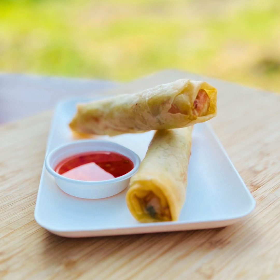 ZUM ERSTEN MAL IN DEUTSCHLAND! 🇩🇪
Wir sind eingeladen, unsere veganen Gerichte beim VolksParkFest in @stadt_marl zu präsentieren! Den Tag der Deutschen Einheit feiern wir unter anderem mit Kebabwraps und Frühlingsrollen. Ihr findet uns im Blaulichthof an der Overbergschule, wo Polizei, Feuerwehr und weitere Einsatzkräfte ihre Arbeit präsentieren. Seid am Freitag, den 3. Oktober, von 11 bis 18 Uhr dabei!