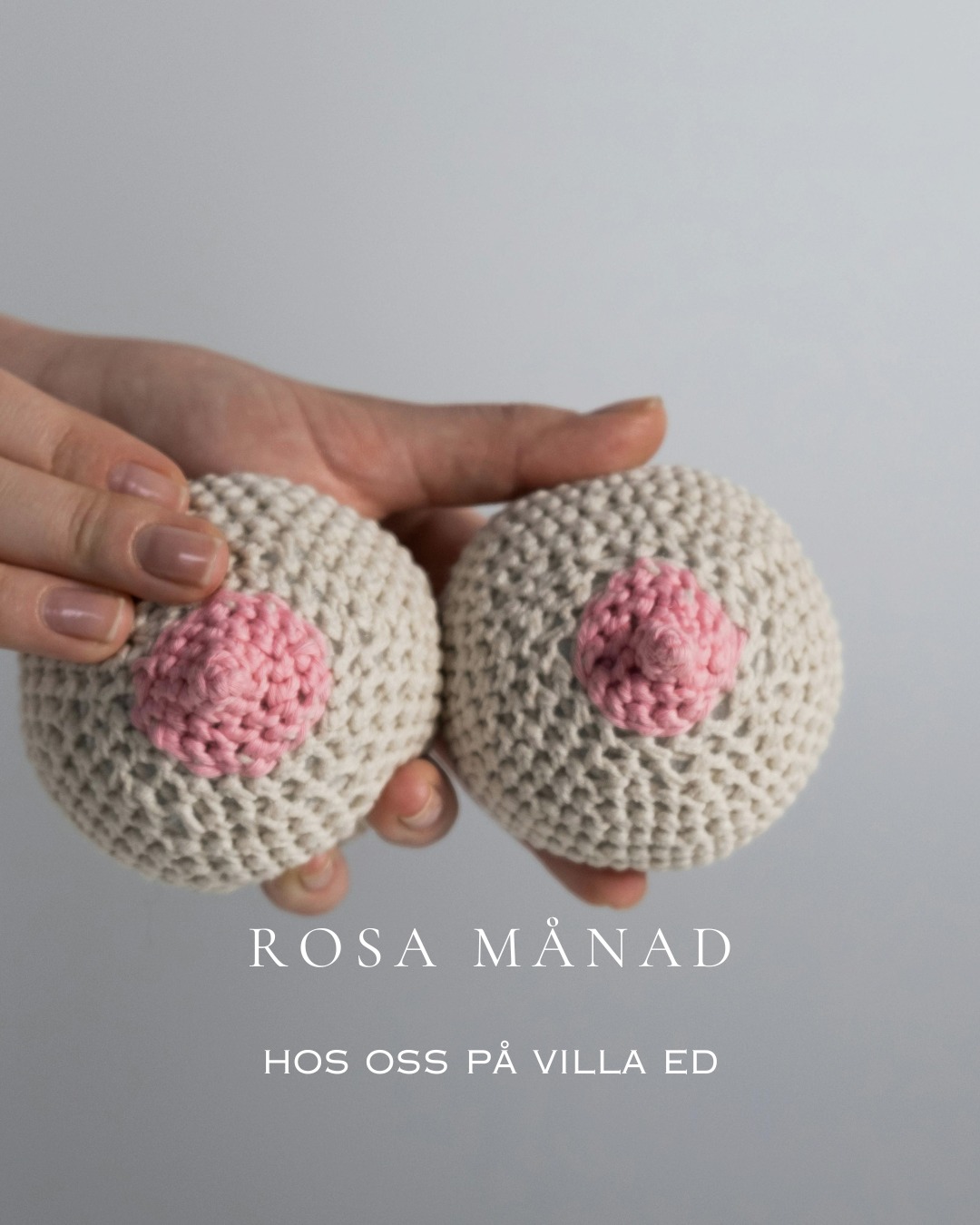 Rosa månaden på Villa Ed 🌸
I oktober vill vi tillsammans bidra till kampen mot bröstcancer. Här är vad våra olika verksamheter gör under månaden – var med och stötta du också 💗
VILLA ED BY GLOZZY
Visa upp att du köpt ett Rosa Bandet → få 20% rabatt på ett valfritt köp
CAFÉ & BISTRO
Skänker 10 kr per såld tuttbiskvi
INEMOTION PSYKOLOGI
Skänker 10% av en dags omsättning under månaden
BEAUTYLIN
Microneedling endast 1500 kr
För varje bokad behandling skänks 50 kr
VILLA ED INREDNING
Köp 2 valfria produkter från Gooday → få en Hand Soap & Scrub eller Hand & Body Lotion Lemongrass på köpet. Butiken skänker dessutom 50 kr per köp
LINDA HOLTZ MASSÖR
Swisha 30 kr eller mer till Bröstcancerförbundet i samband med din massage → delta i utlottning av klippkort på 5 x IR-bastu sittningar (värde 2200 kr)
IR-bastu 40 min för 200 kr (ord. pris 525 kr) under oktober
VILLA ED FRISÖRERNA
Skänker 10% av månadens omsättning av produkter
Vi på Villa Ed
Inredningsbutik @villaedinredning
Klädbutik @villaed_by_glozzy
Café & Bistro @cafevillaed
Frisörer @villaed.frisorerna
Injektionsbehandlare @beautylin.se
Kroppsvård & Massage @lindaholtzkroppsvard
Inemotion Psykologi @inemotionpsykologi
Keramik @lerkallan
Skulpturskogen Villa Ed