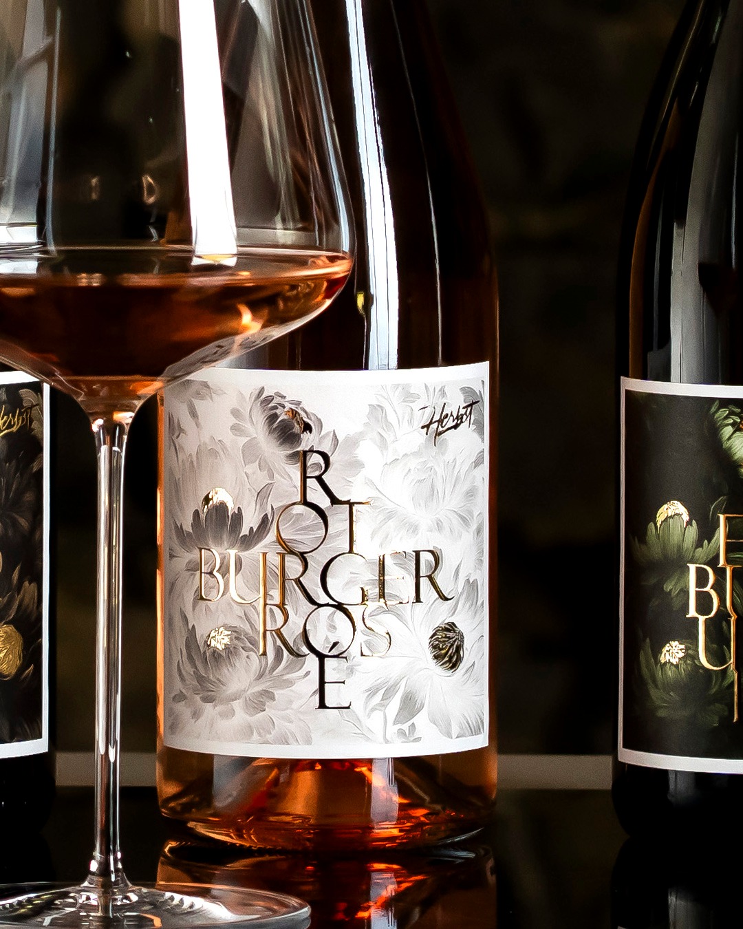 Die Neuen sind da! Nicht nur der Inhalt mit spannenden Sorten und innovativen Fermentationsmethoden ist neu, auch die Etiketten haben ein Refresh bekommen! 🥰🤔
Blütenmuskateller und Rotburger Rosé sind gefüllt und eine neue Linie ist auch geboren: Weine, die AUS DER REIHE tanzen: Riesling und Rotburger! 🎉
Ab sofort im Onlineshop erhältlich!
#WeingutRobertHerbst #Blütenmuskateller #RotburgerRosé #Riesling #Rotburger #NaturalWine #Weinliebe #Weinverkostung #Weinzeit #Weinfreund #Weinliebhaber #Weinblog #Weincommunity #Weinreise #Weinverkauf #Weinshop #Weinmoment #Weinfreunde #Weintrauben #Weinverkostung #Weinmacher #Weinregion #Weinqualität #Weinempfehlung #Weinverkostung