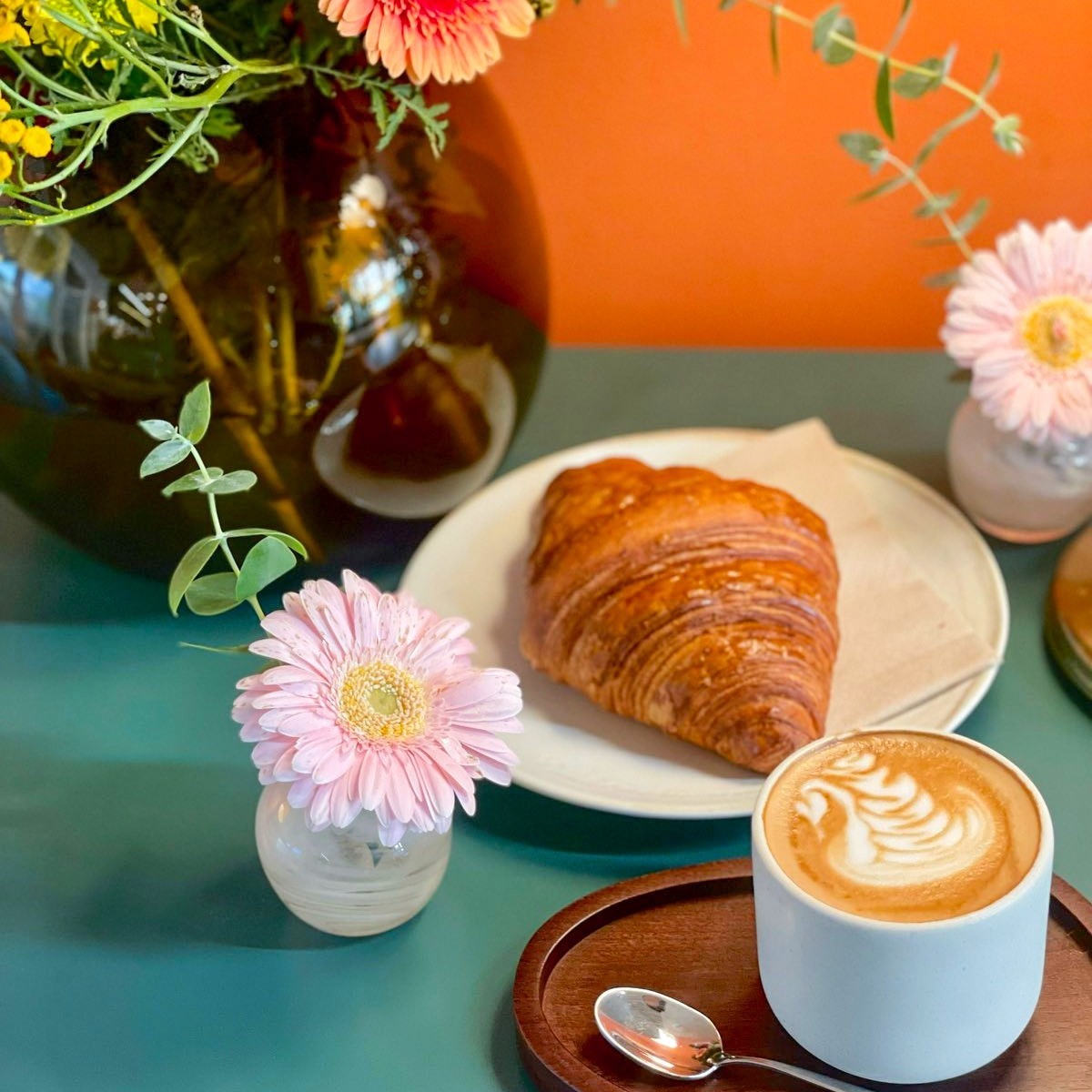 Felfedezted már a Szentháromság utcai Café Emmarozst? Ülj be hozzánk egy igazán jó kávéra vagy egy friss ropogós croissant-ra a 26-os szám alatt. Ha nem erre járnál, várunk a többi üzletünkben is!
 #emmarozs #sourdoughbakery #pékség #kávéidő