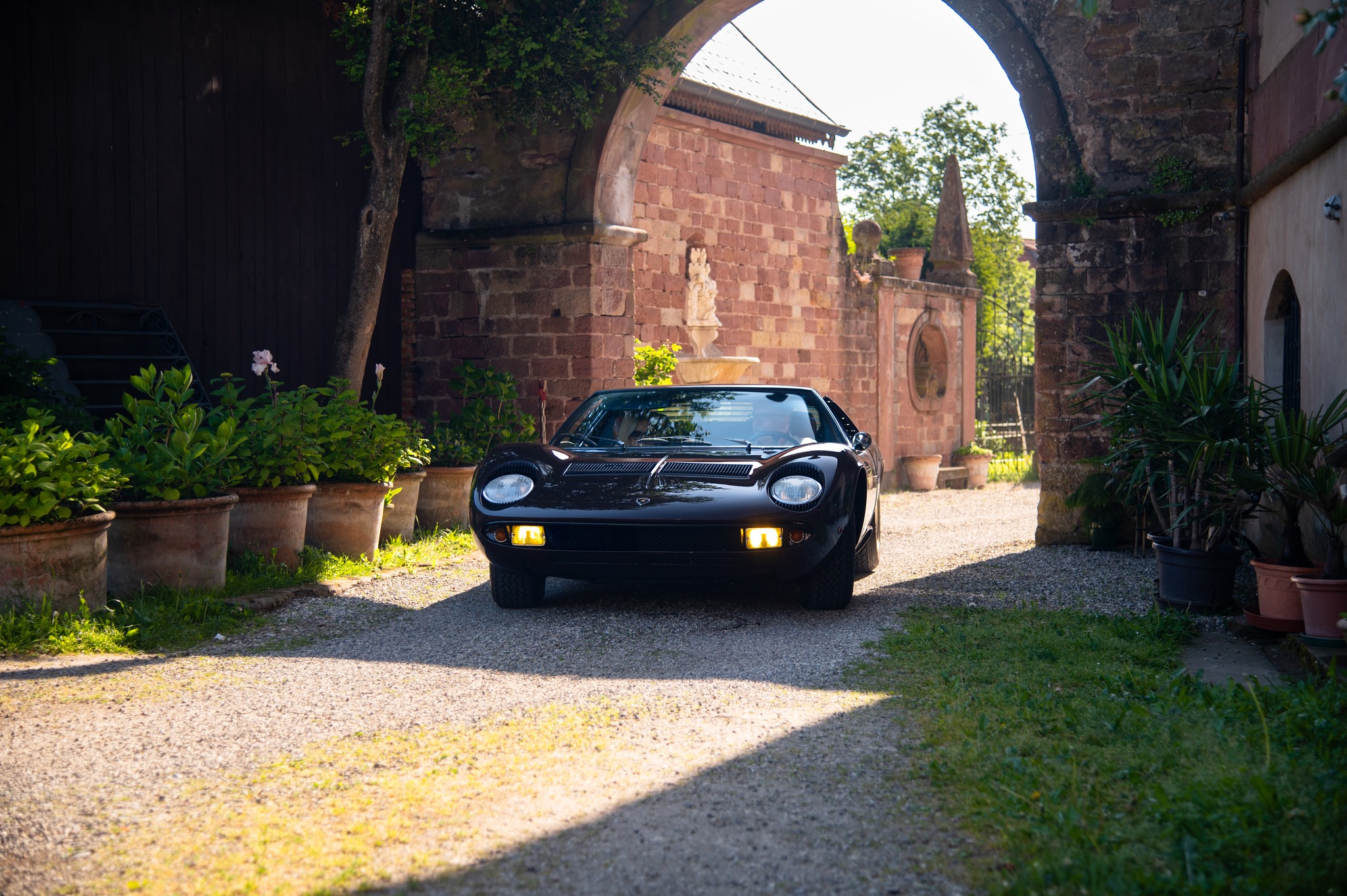 Focus sur l'une des voitures à la configuration inédite de l'édition 2025 de Timeless Classics : La Lamborghini Miura P400 S #4100
Livrée neuve en 1969 à Paris, cette Miura se présentait dans une teinte éclatante Arancio Miura associée à un intérieur noir et beige, selon le registre d’origine. En 1980, elle fut proposée aux enchères par Automobiles de Collection au château de Fontainebleau, déjà dans une livrée jaune.
D’après le témoignage de Marcel Petitjean, ancien pilote et figure alsacienne reconnue du milieu automobile historique, le second propriétaire fit repeindre la voiture dans l’élégant Marrone Metallizzato. En 1995, les propriétaires actuels en firent l’acquisition à Strasbourg, affichant alors seulement 37 000 km au compteur.
Aujourd’hui, avec son intérieur et son extérieur aux tons café, elle arbore une allure intemporelle. Une configuration rare et une histoire singulière, qui font de cet exemplaire une pièce unique.
Rendez-vous sur https://www.timelessclassics.fr/2025/galerie pour consulter la galerie photos de l'événement.
📸 @allan_photography8
www.timelessclassics.fr
#TimelessClassics #Merci #VoituresDeCollection #PassionAuto #CarCulture #Classiccar #Event #Evenement #Privé #EvenementPrive #Alsace #BasRhin