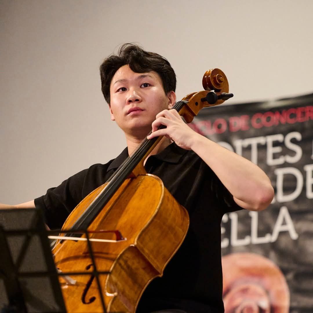 Hola sonceller@s👋!!
Ya podéis leer en nuestra web una pequeña crónica del maravilloso concierto que nos ofrecía ayer Jun Hyung Lee, ganador del primer premio de la categoría Popper, en el VI Concurso Soncello, junto a la pianista Karla Martínez, dentro del ciclo Noites na Cidade Vella, organizado por la Fundación Rogelio Groba.
@fundacion_groba
https://www.soncello.org/post/cr%C3%B3nica-do-concerto-de-jun-hyung-lee-en-noites-na-cidade-vella-1