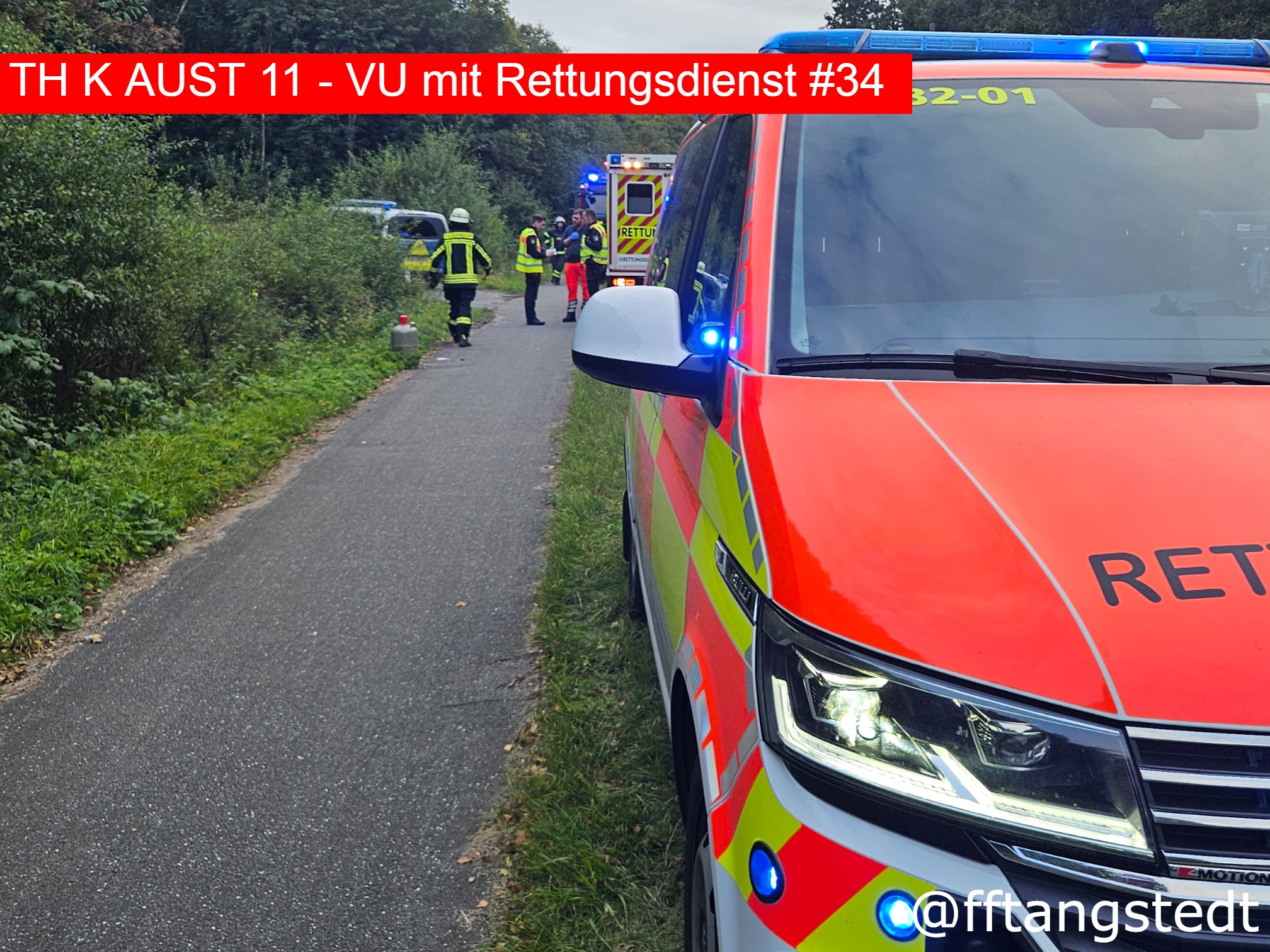 🚨 Nr. 34/2025
📆 26.09.2025, 17:57 Uhr
📟 TH K AUST 11 - VU mit Rettungsdienst
🌐 OT Tangstedt / B432 -> Kayhude
⚠Aus ungeklärter Ursache kam ein PKW von der Fahrbahn ab und wurde in einen angrenzenden Knick geschleudert. Unsere Arbeit bestand darin die Einsatzstelle abzusichern, das Fahrzeug stromlos zu schalten und eine im Fahrzeug befindliche Gasflasche zu sichern. Um an das Fahrzeug heran zu kommen, wurden mittels Kettensäge diverse Äste entfernt. Nach Abschluss unserer Maßnahmen wurde die Einsatzstelle der Polizei übergeben und wir konnten nach ca. 30 Minuten wieder einrücken.
Alarmierte Kräfte: FF Tangstedt, NEF RKiSH. RTW Kayhude, Polizei
👍🏼Like=Vielen Dank an die Einsatzkräfte🧑🏼🚒🧑🏼🚒
Alle Einsätze findest du hier:
https://www.feuerwehr-tangstedt.de/einsaetze-2025
#feuerwehr #firefighter #freiwilligefeuerwehr #ehrenamt #retterherz #blaulicht #blaulichtfamilie #fireandrescue #einsatz #alarm #atemschutz #feuer #technischehilfeleistung #einsatzfahrzeug #löschfahrzeug #notruf #instagram #insta #instagramreels #reelsinstagram #reelsofinstagram #instagramreel #reels #kreisstormarn #schleswigholstein #feuerwehr #tangstedt